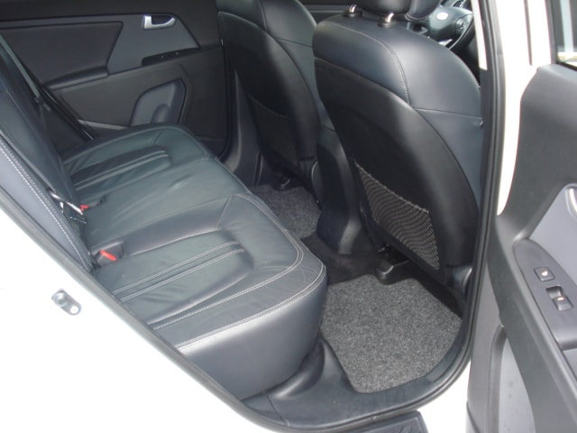 KIA Sportage 2.0 CRDi Style 4WD Automatic-image-19