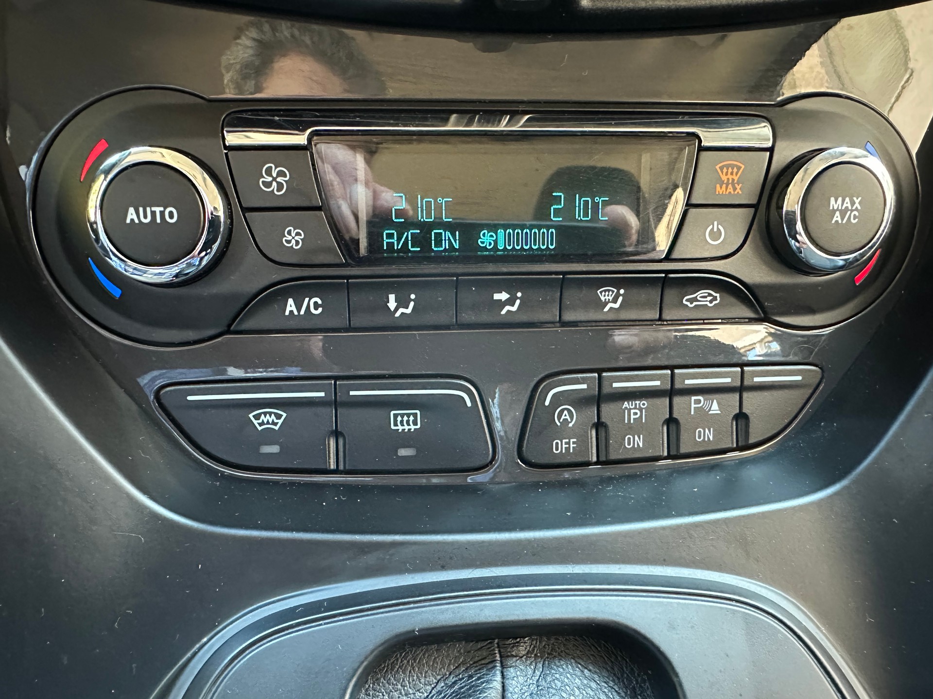 FORD Kuga 2.0 TDCi Titanium S 4WD PowerShift-image-18