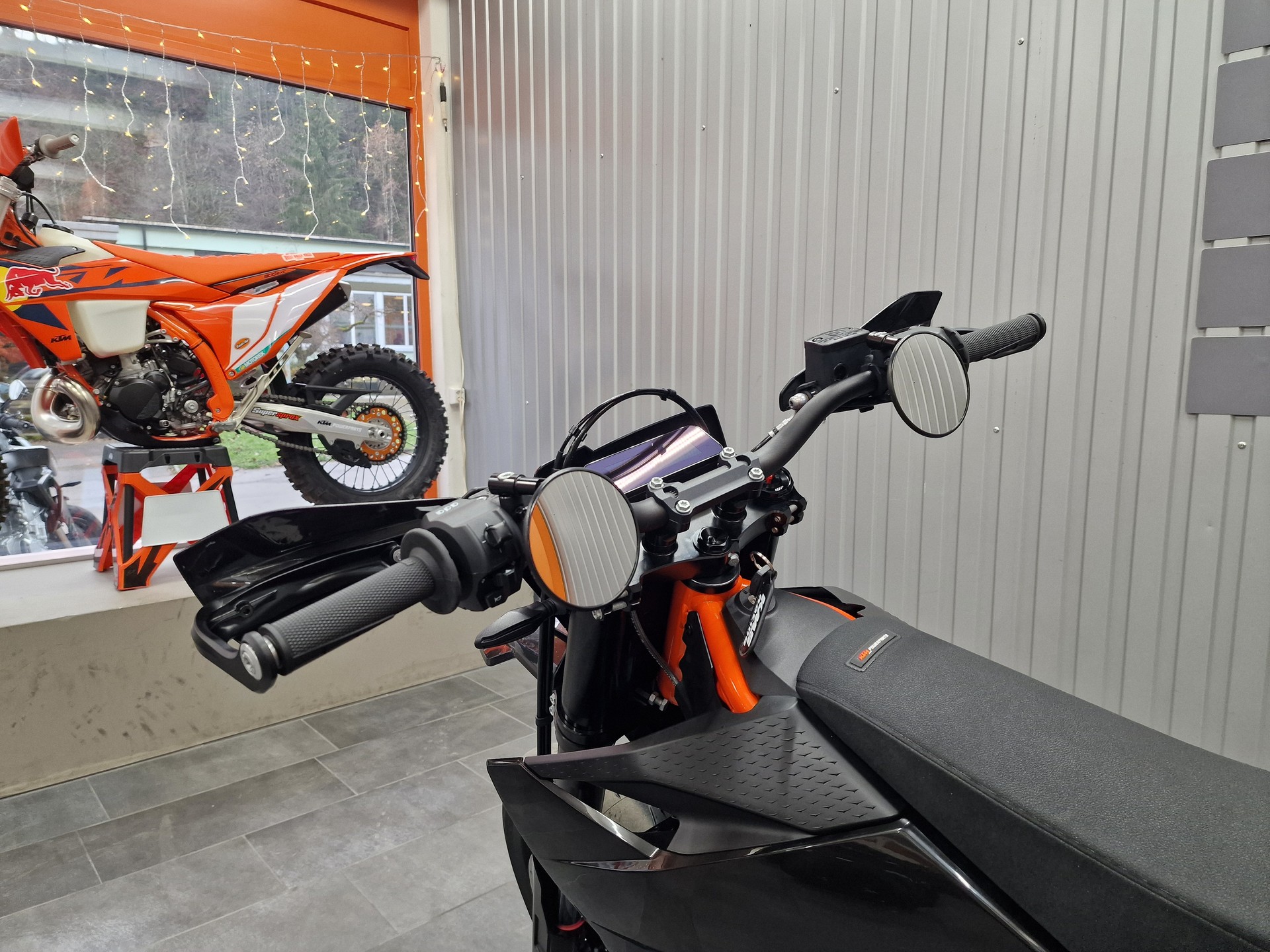 KTM 690 SMC R-image-8