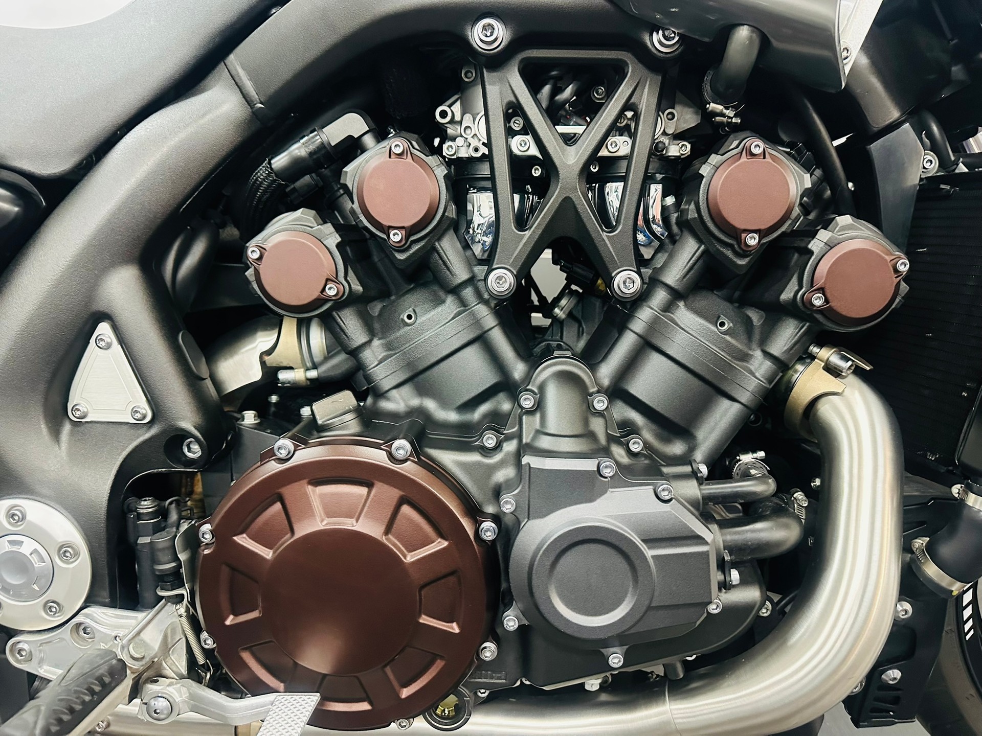YAMAHA V-MAX 1700-image-1