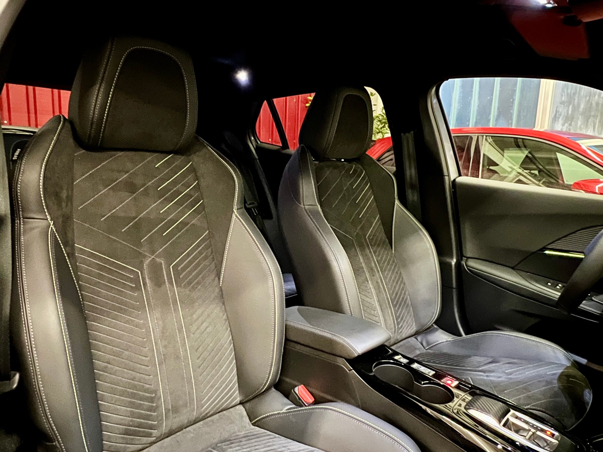 PEUGEOT 2008 1.2 PureTech GT EAT8-image-6