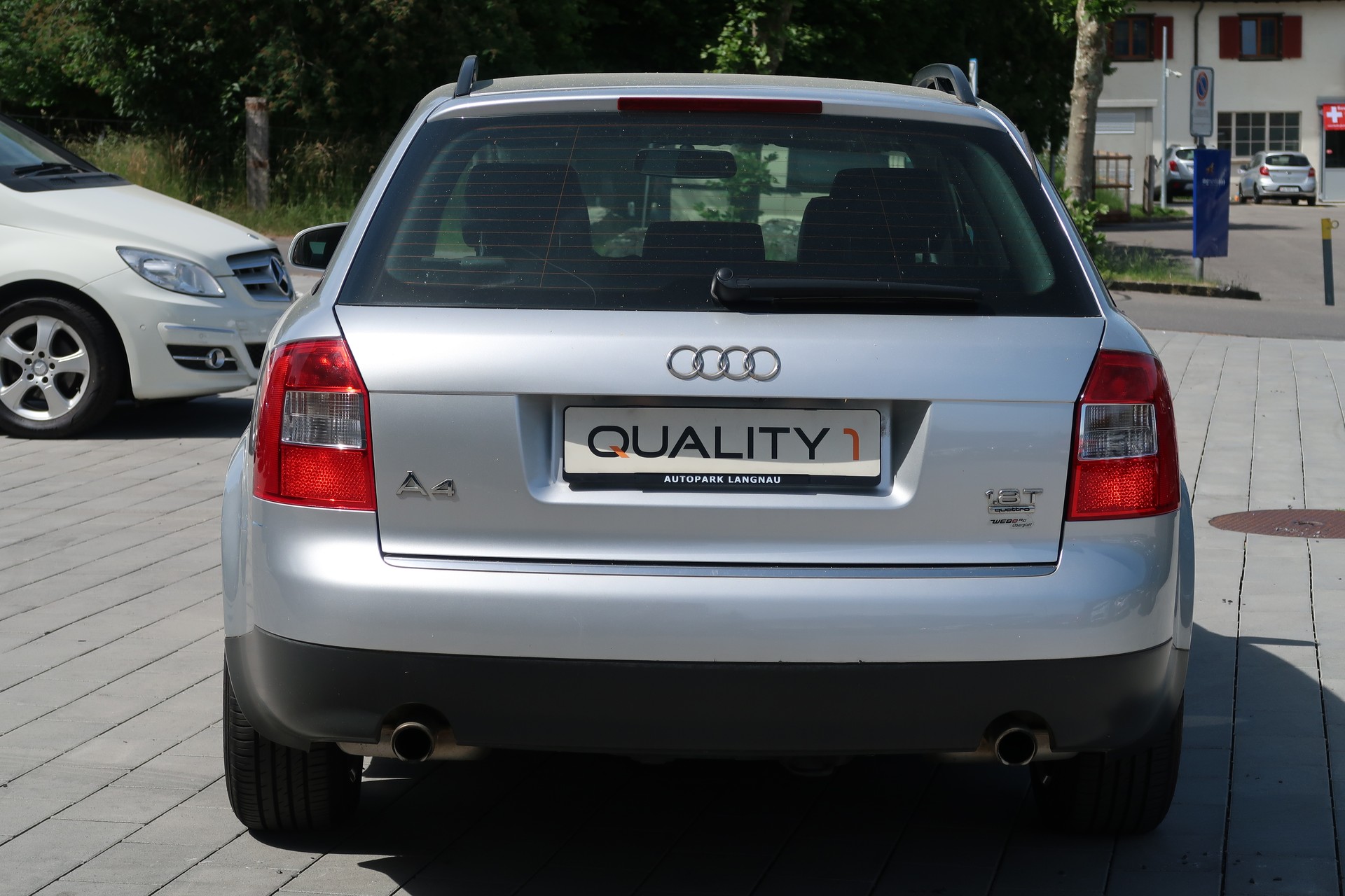 AUDI A4 1.8 Turbo Quattro-image-4