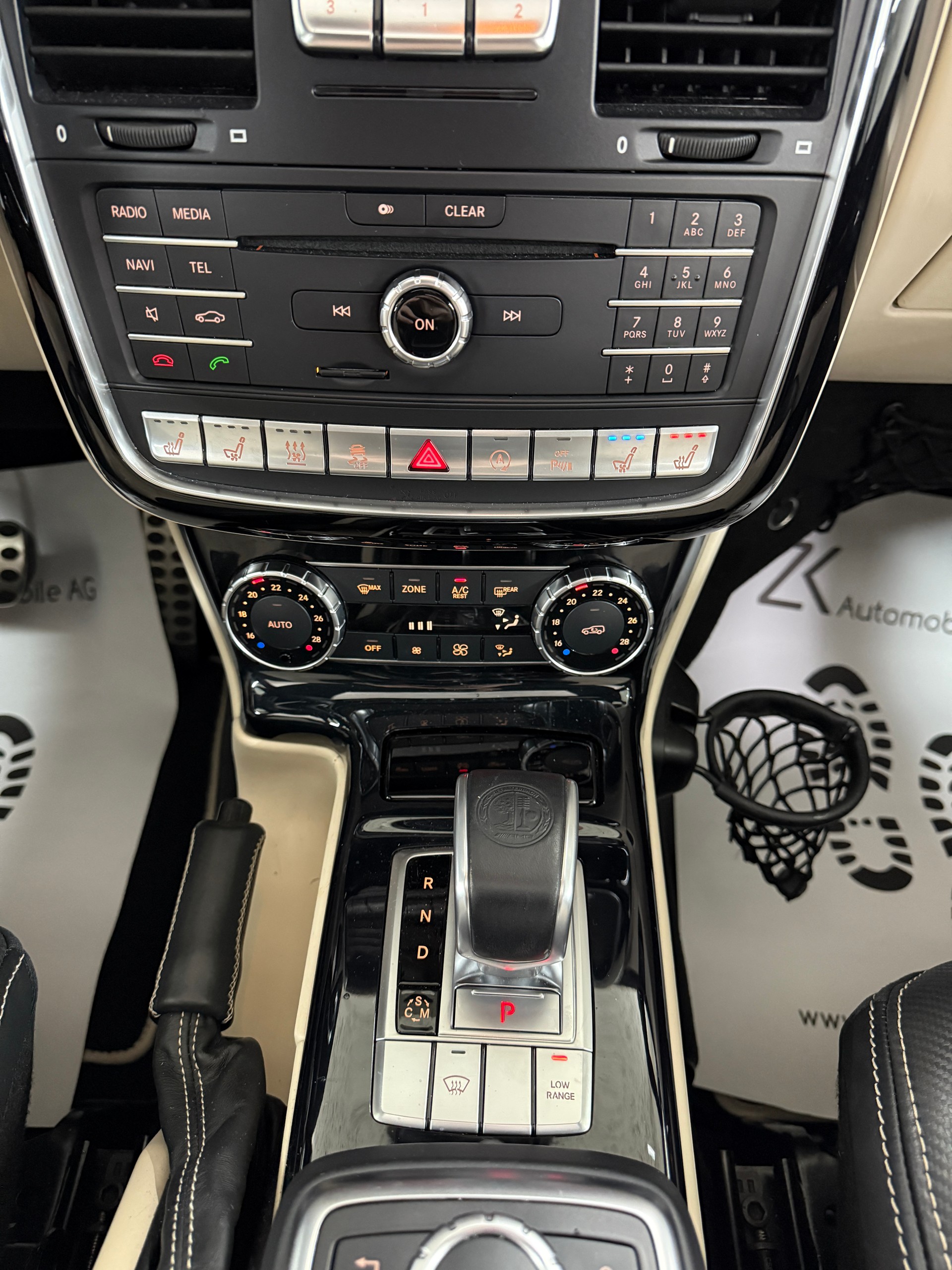 MERCEDES-BENZ G 63 AMG Exclusive Edition Obsidian Black Metallic Speedsh. Plus 7G-Tronic-image-12