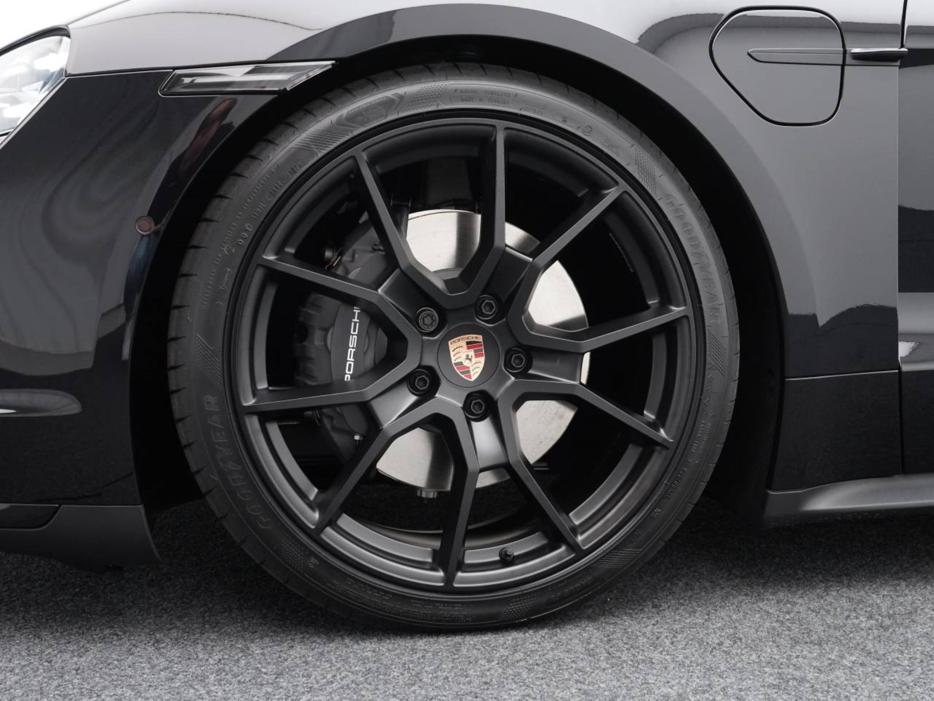 PORSCHE Taycan 4 Black Edition-image-10