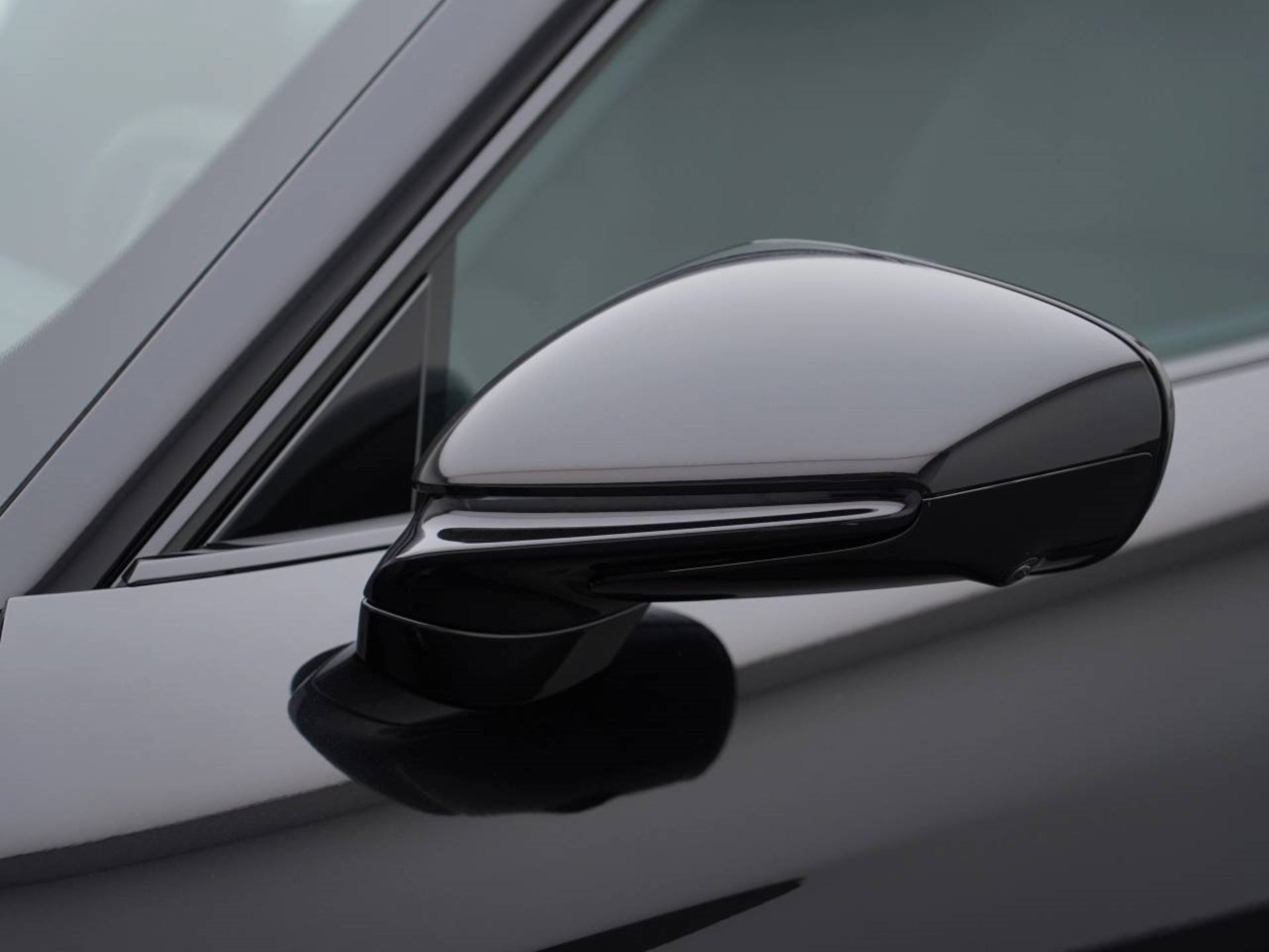 PORSCHE Taycan 4 Black Edition-image-13