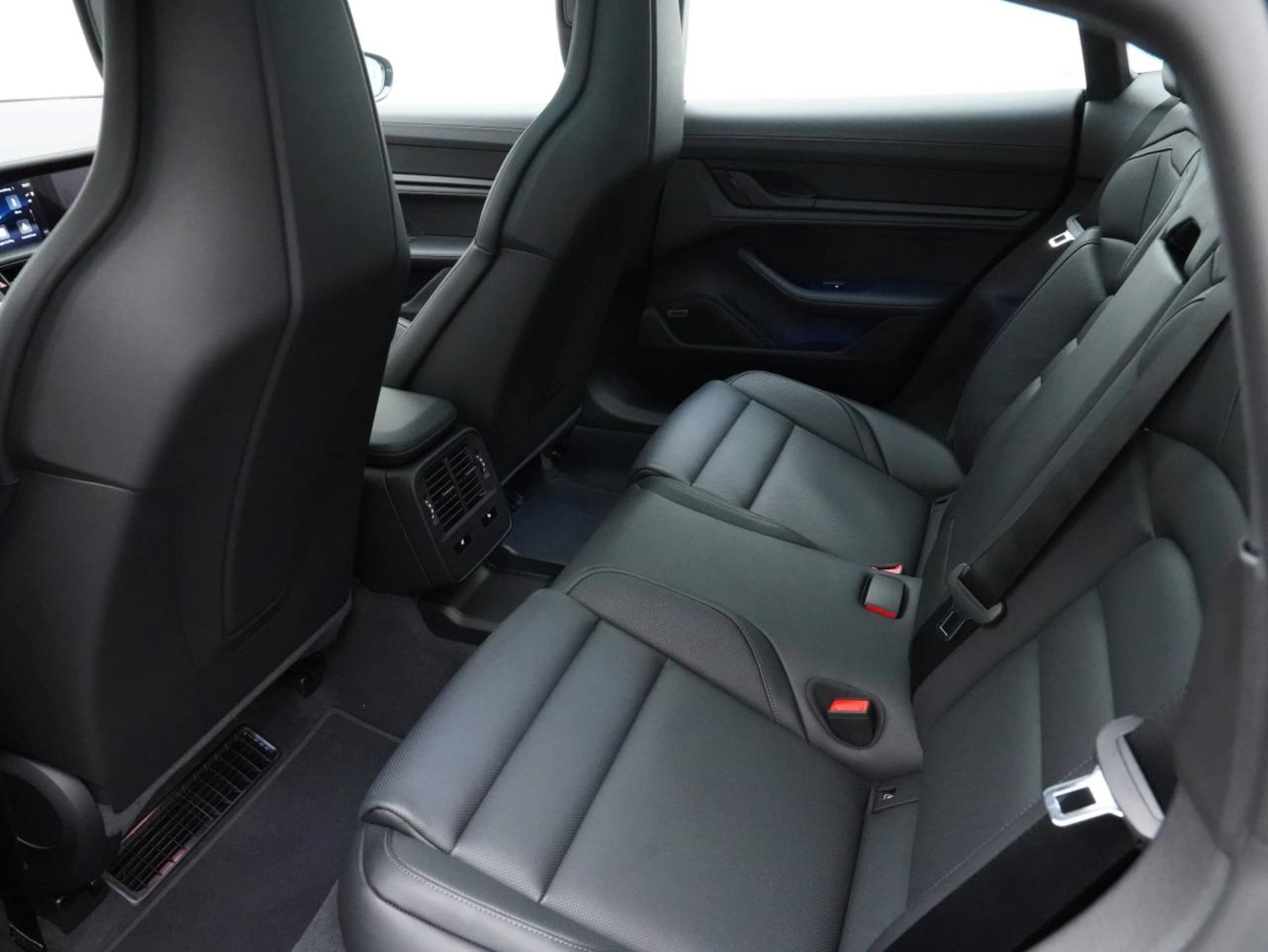 PORSCHE Taycan 4 Black Edition-image-28