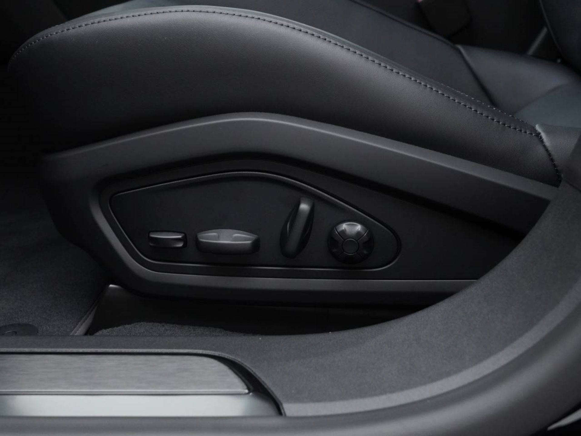 PORSCHE Taycan 4 Black Edition-image-22