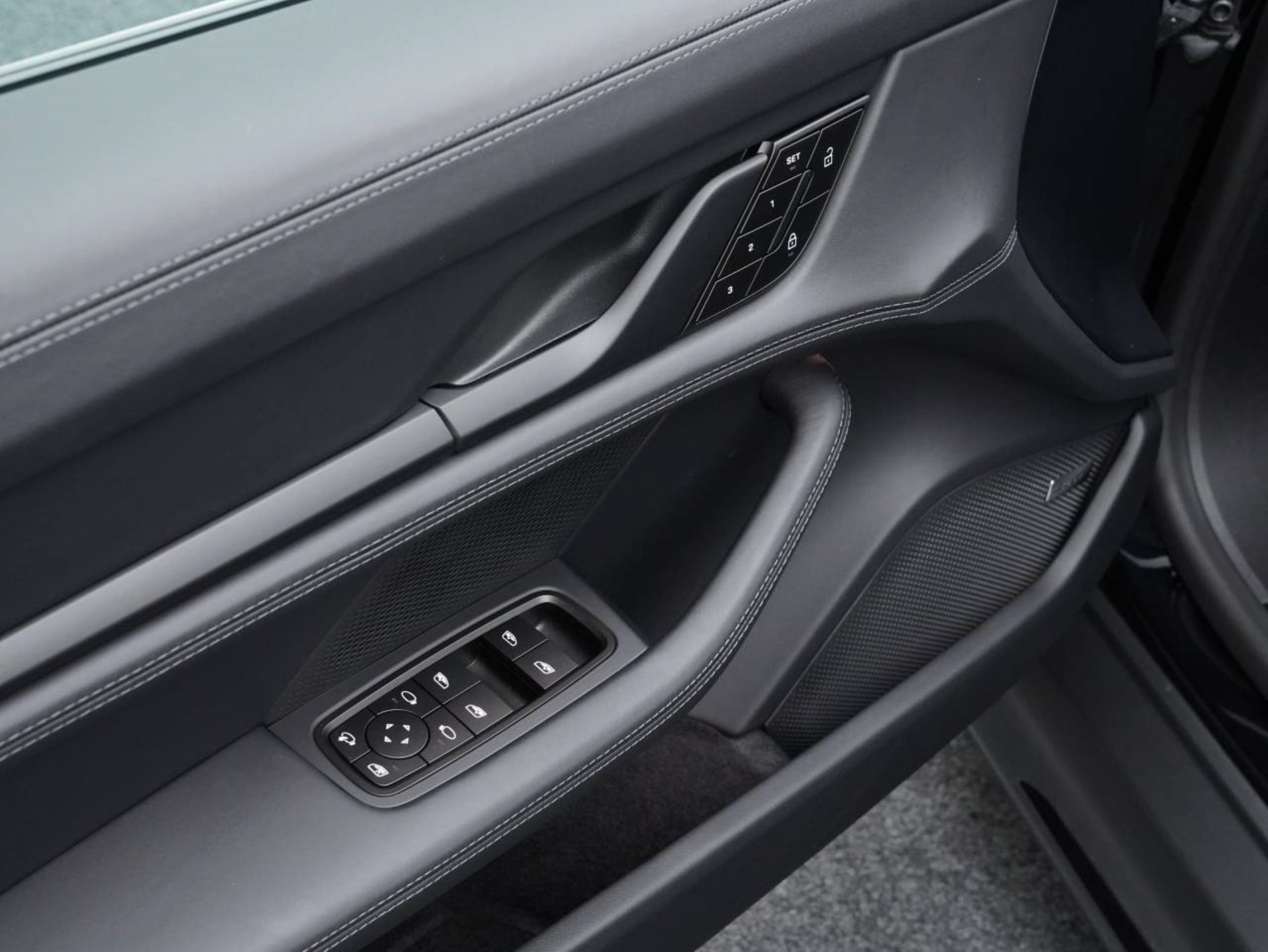 PORSCHE Taycan 4 Black Edition-image-21