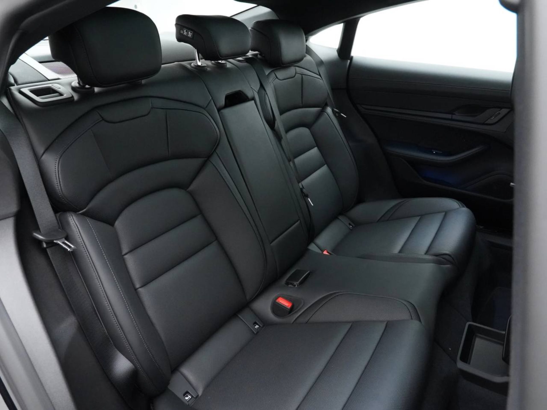 PORSCHE Taycan 4 Black Edition-image-30