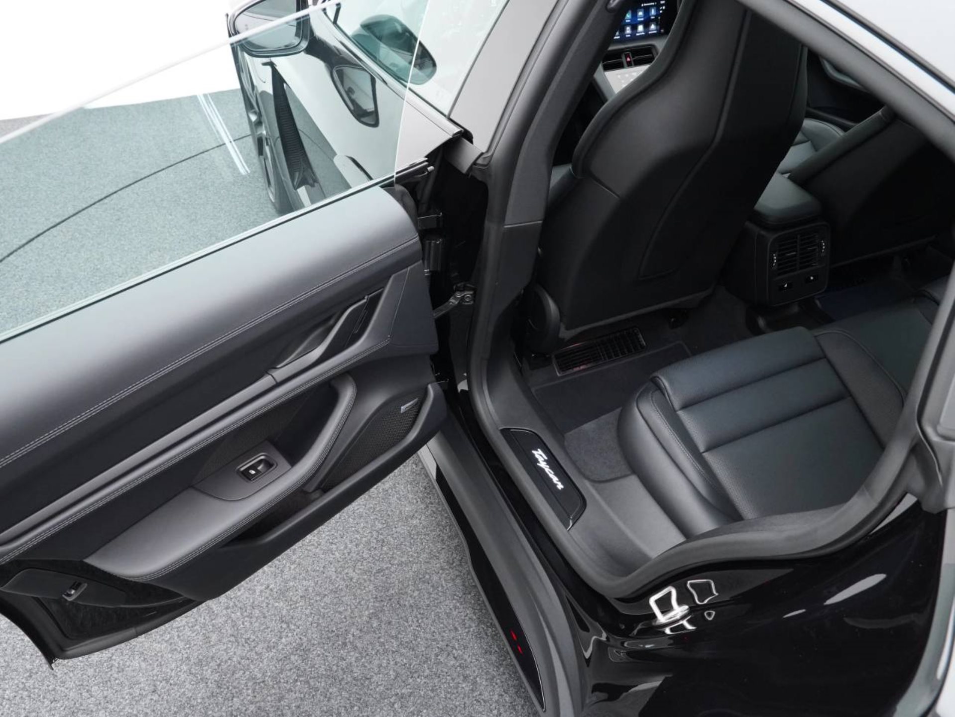 PORSCHE Taycan 4 Black Edition-image-27