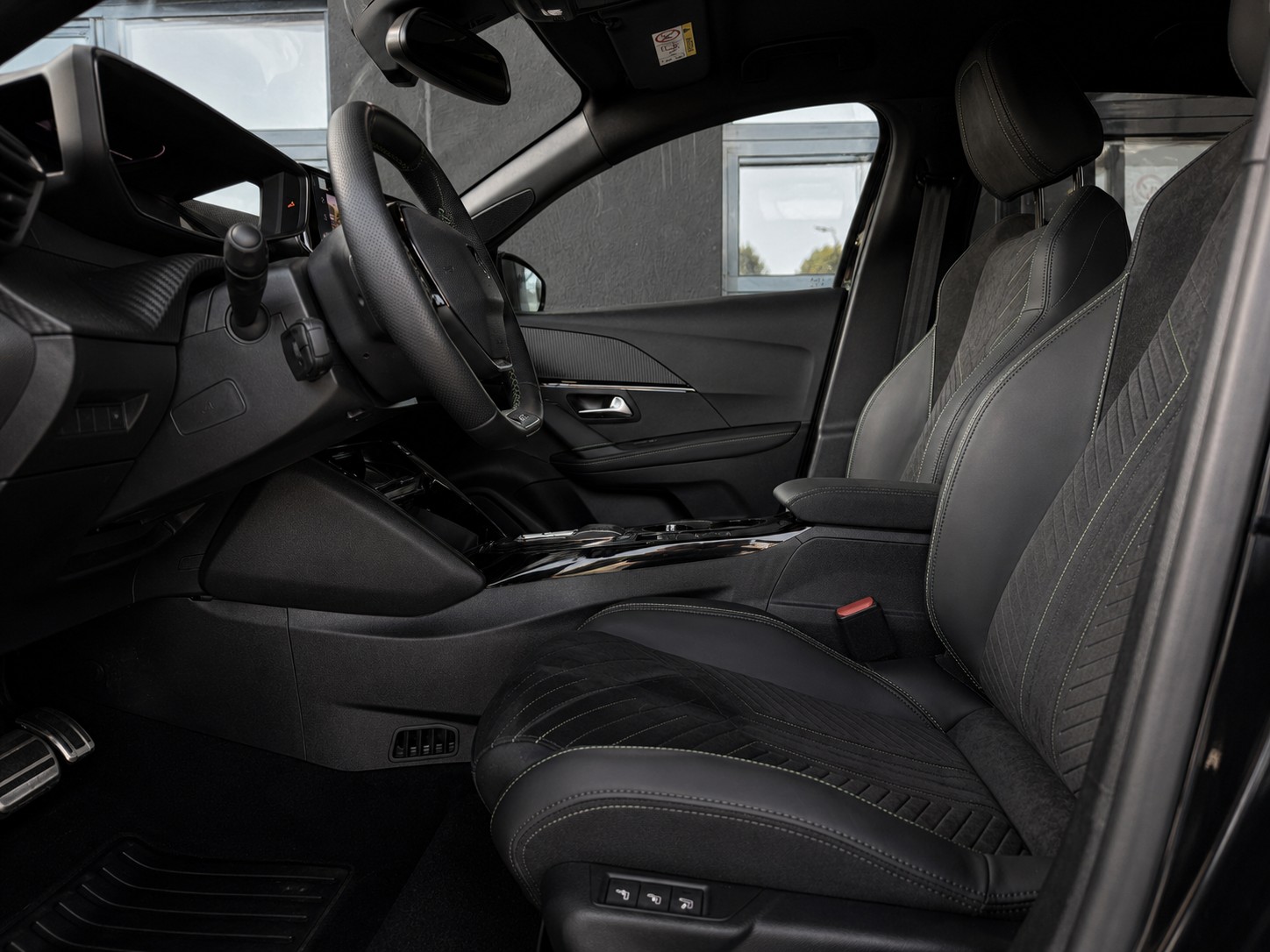 PEUGEOT 208 1.2 MHEV 145 GT-image-11