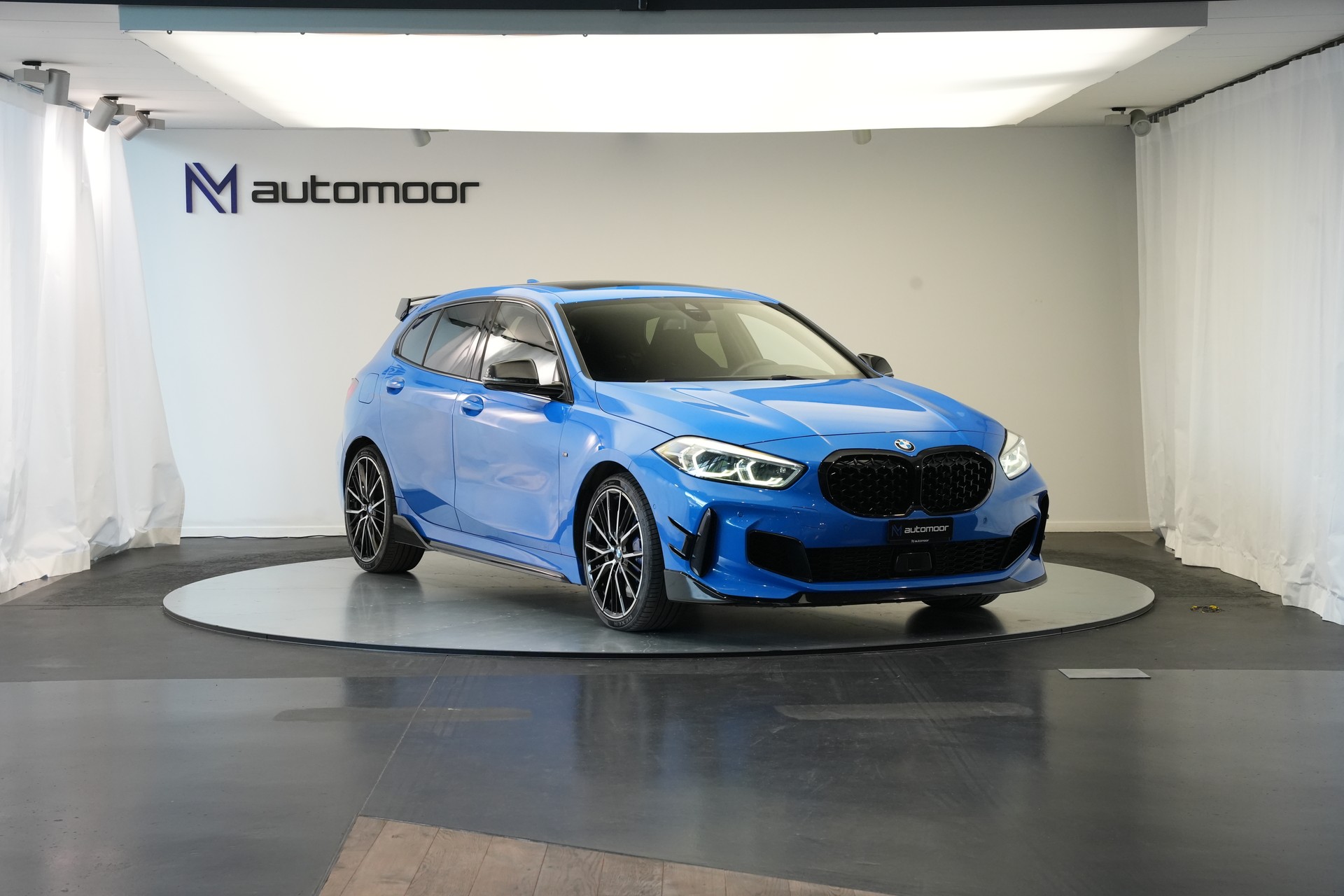BMW M135i xDrive Steptronic-showroom-element-2