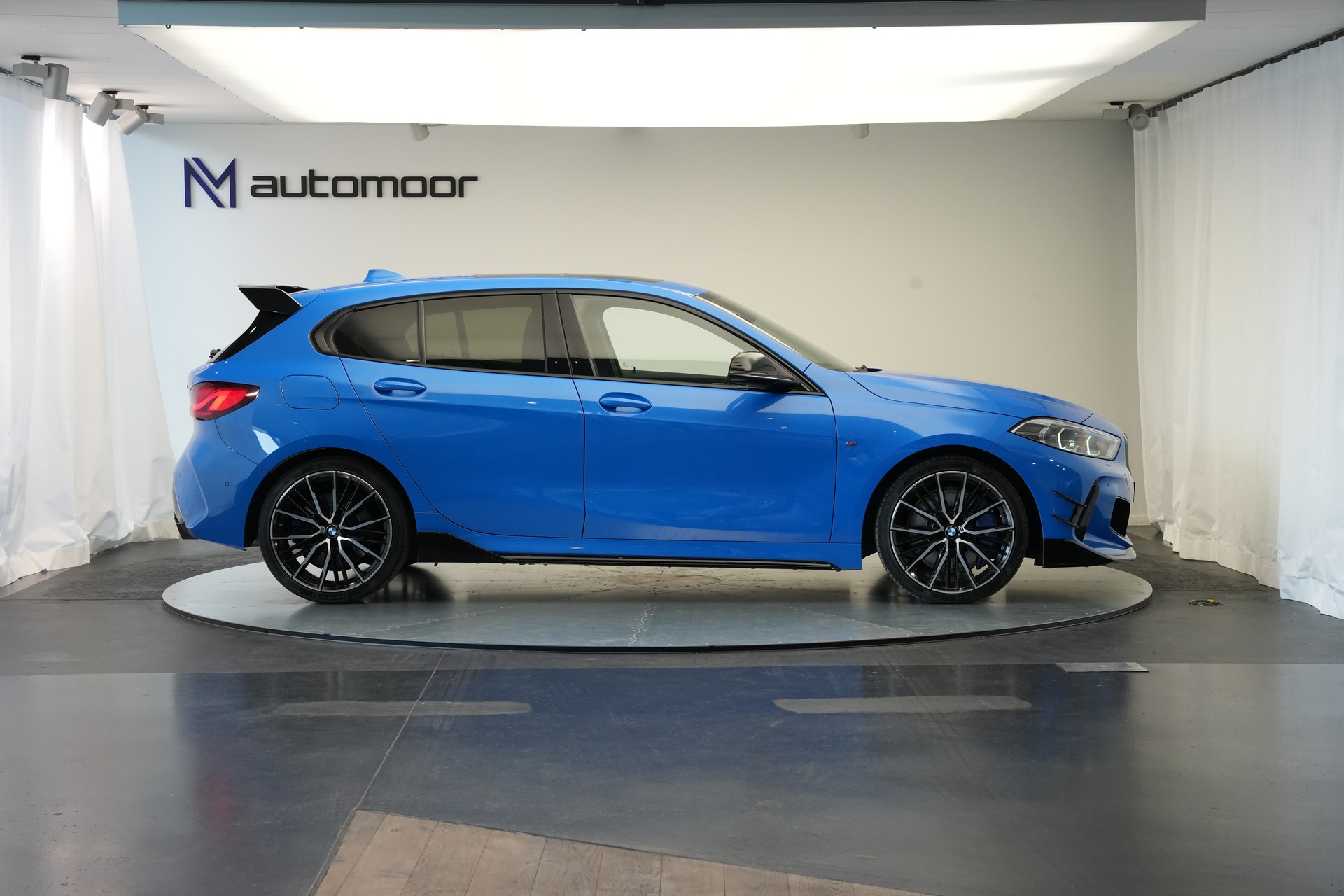 BMW M135i xDrive Steptronic-showroom-element-3