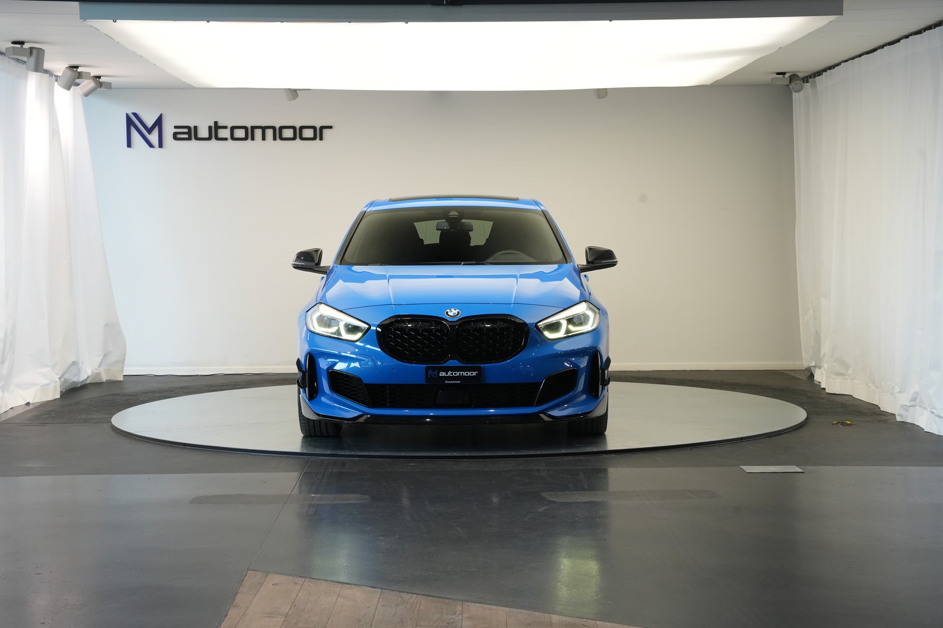 BMW M135i xDrive Steptronic-showroom-element-1