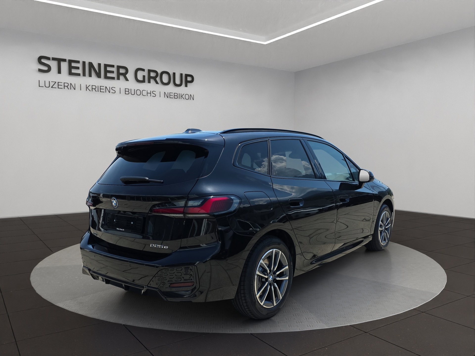 BMW 225e xDrive Active Tourer-showroom-element-3