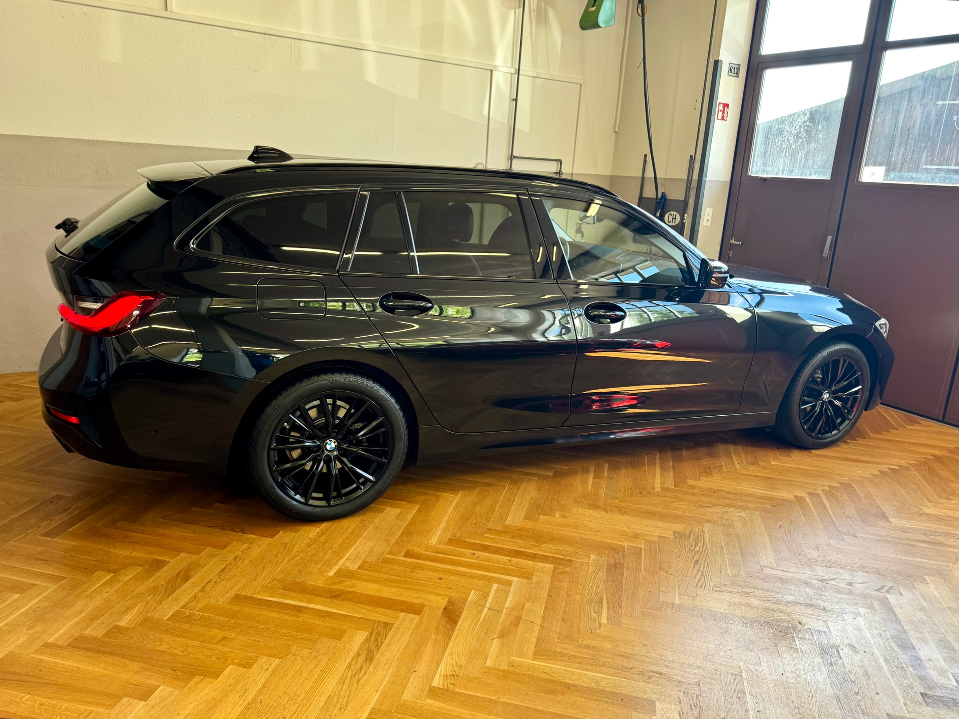 BMW 320d xDrive Touring Sport Line Steptronic-image-4