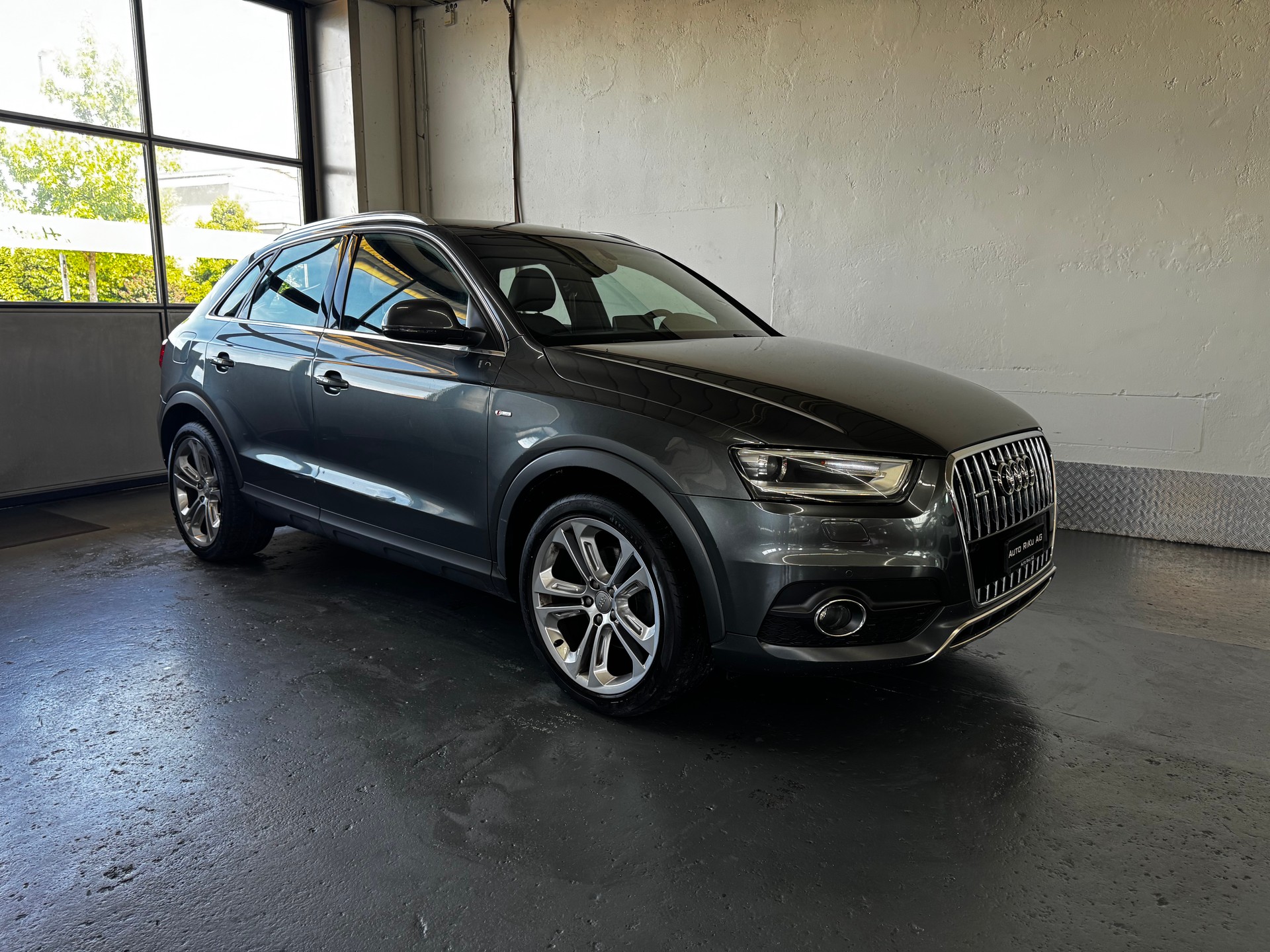 AUDI Q3 2.0 TFSI quattro S-tronic-showroom-element-1