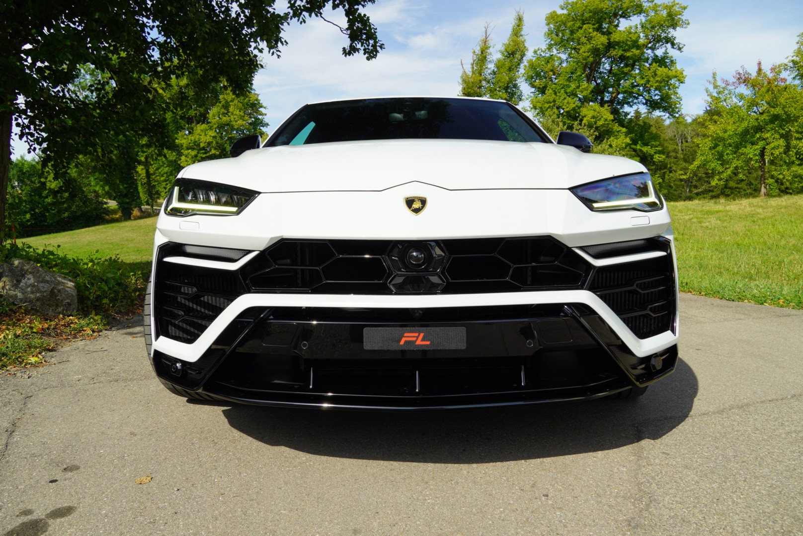 LAMBORGHINI Urus E-Gear-showroom-element-1