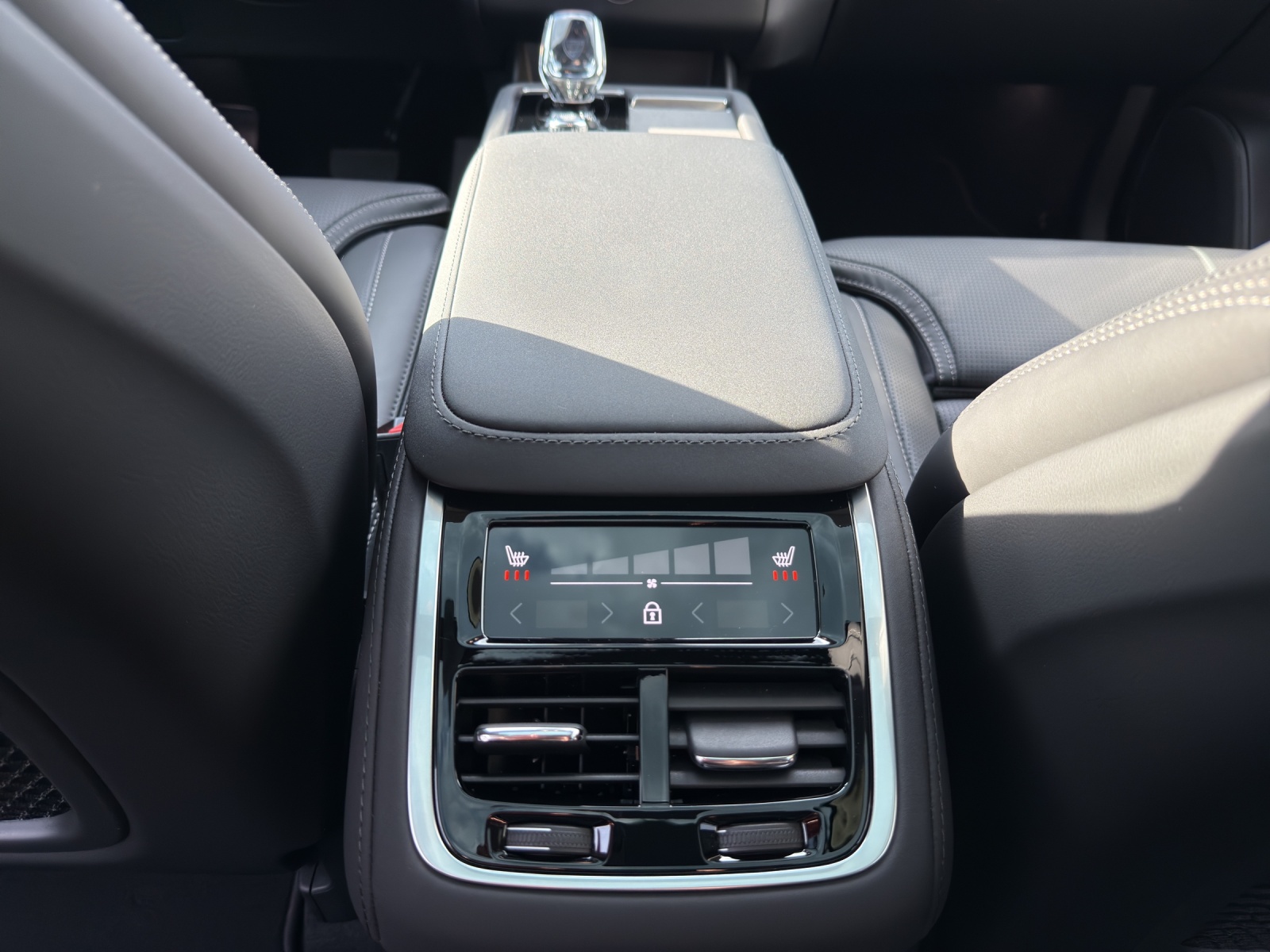VOLVO XC90 T8 eAWD PluginHybrid Ultra Dark Geartronic-image-25