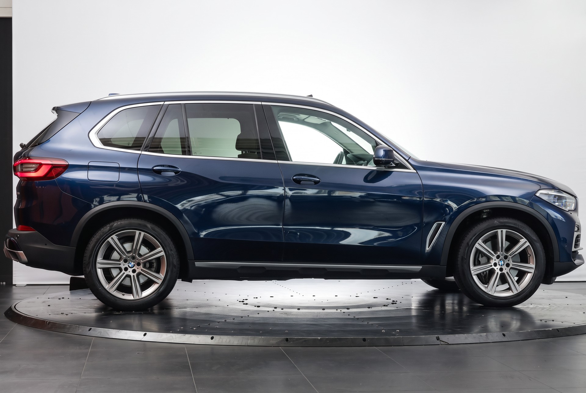 BMW X5 xDrive45e xLine Steptronic • BMW Individual Tansanitblau • Laser • Sky Lounge • Bowers & Wilkins-image-4