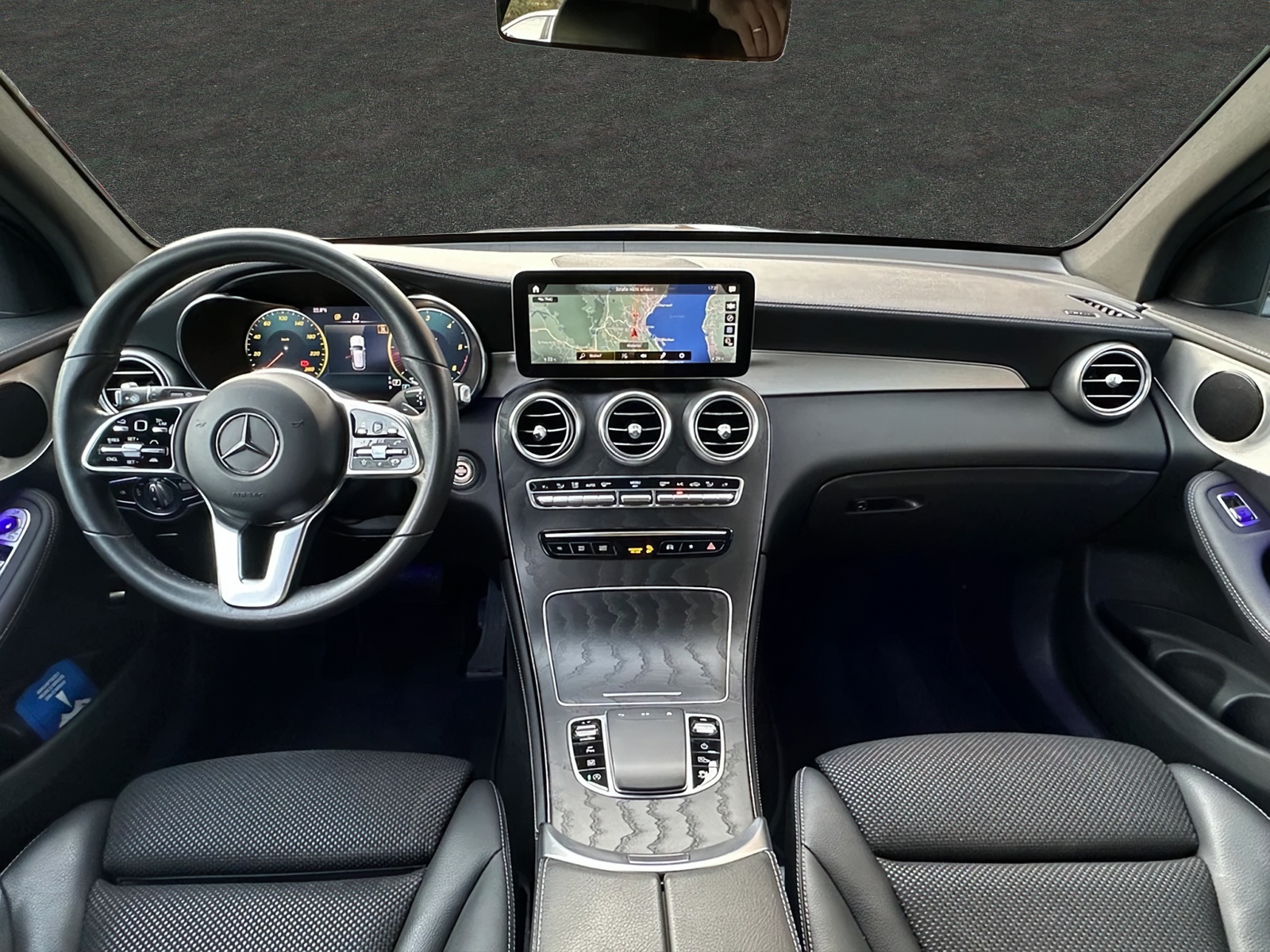 MERCEDES-BENZ GLC 220 d AMG Line 4 Matic / Top Zustand-showroom-element-3