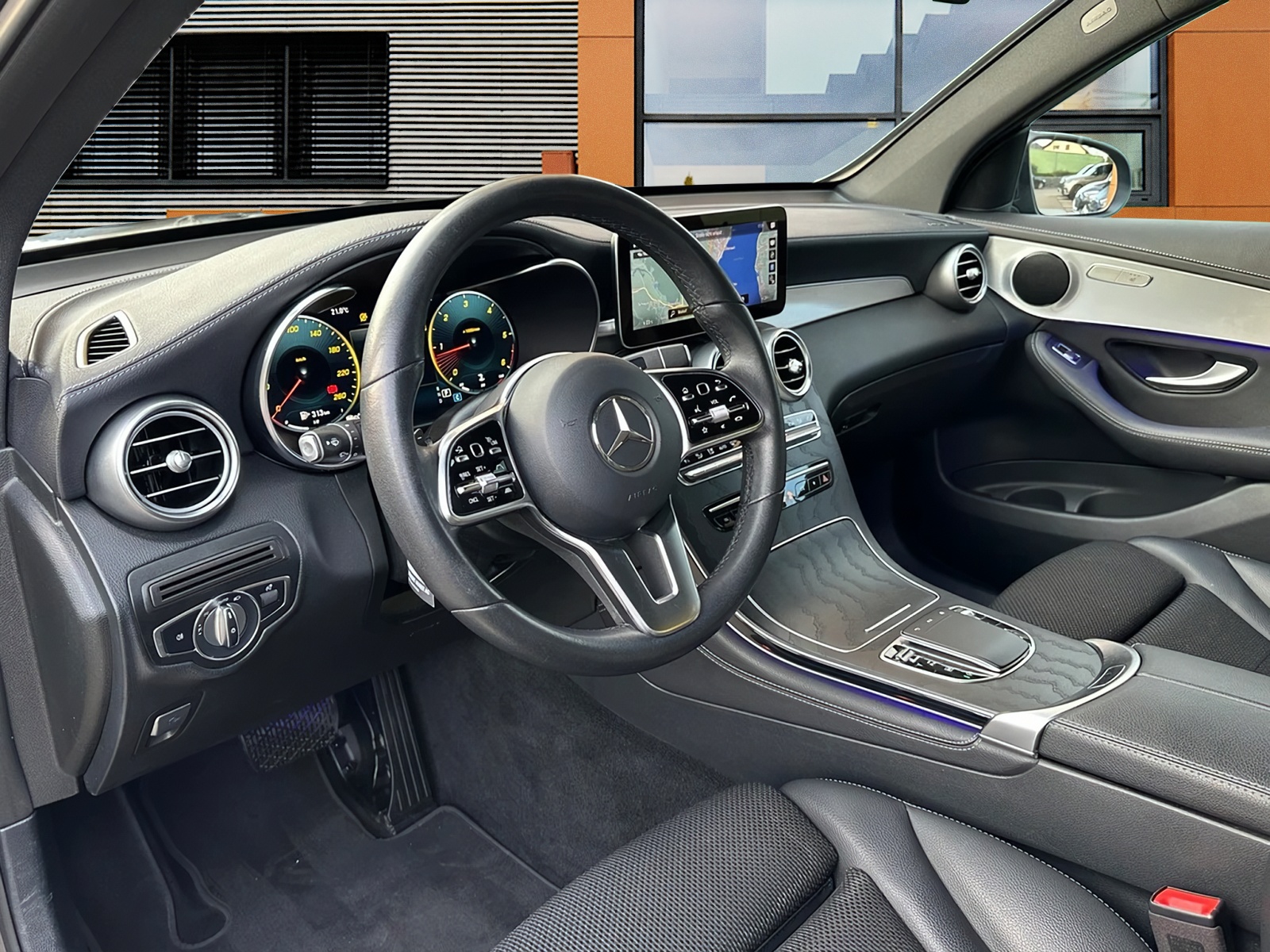 MERCEDES-BENZ GLC 220 d AMG Line 4 Matic / Top Zustand-image-7