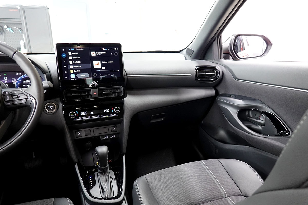 TOYOTA Yaris Cross 1.5 Premium 2WD e-CVT-image-9