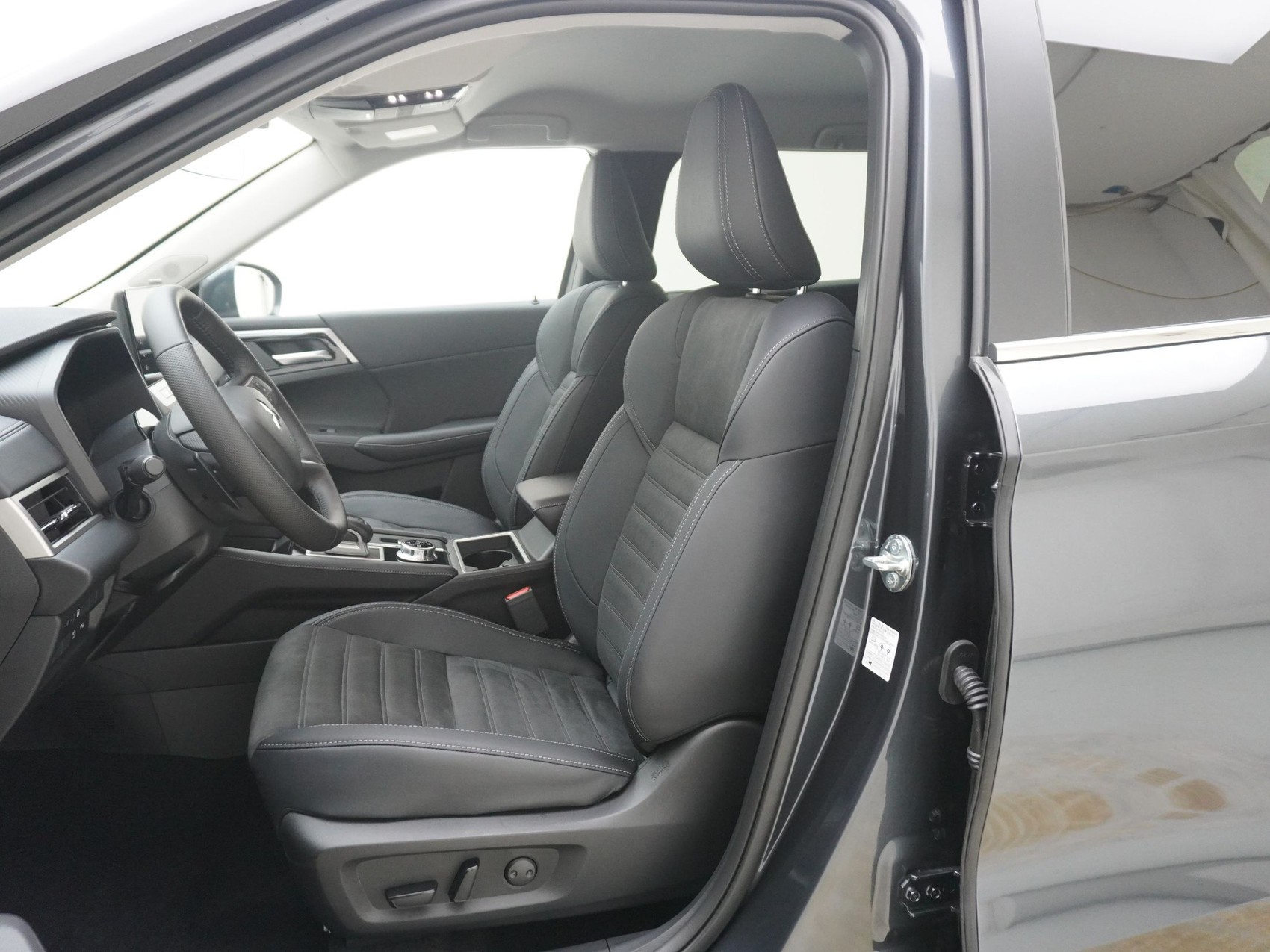 MITSUBISHI Outlander 2.4 PHEV Invite 4x4-image-11