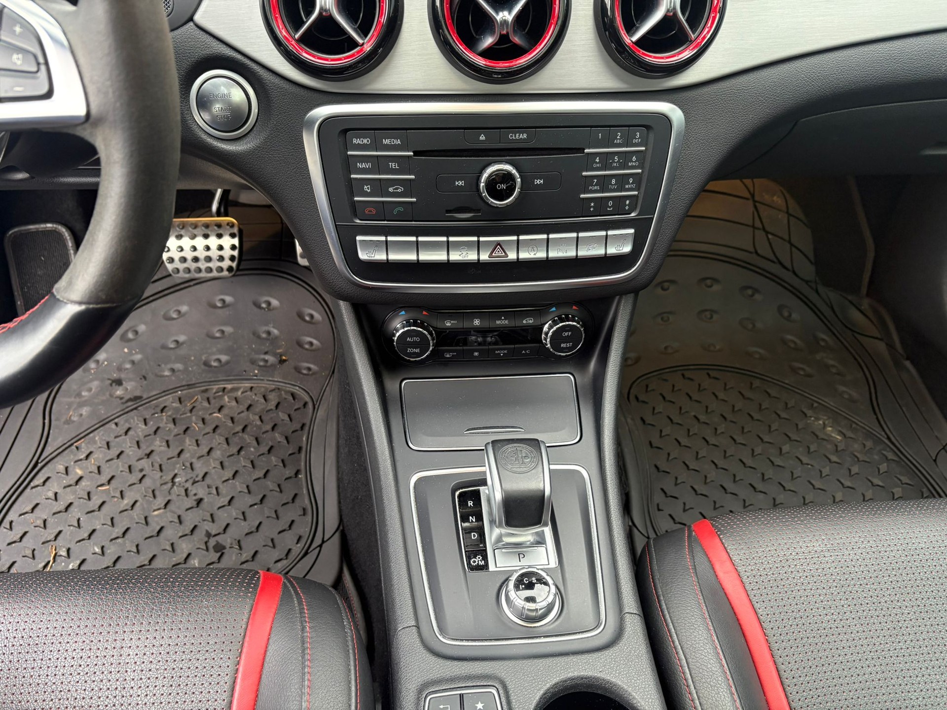 MERCEDES-BENZ GLA 45 AMG Yellow Night Edition 4Matic 7G-DCT-image-14