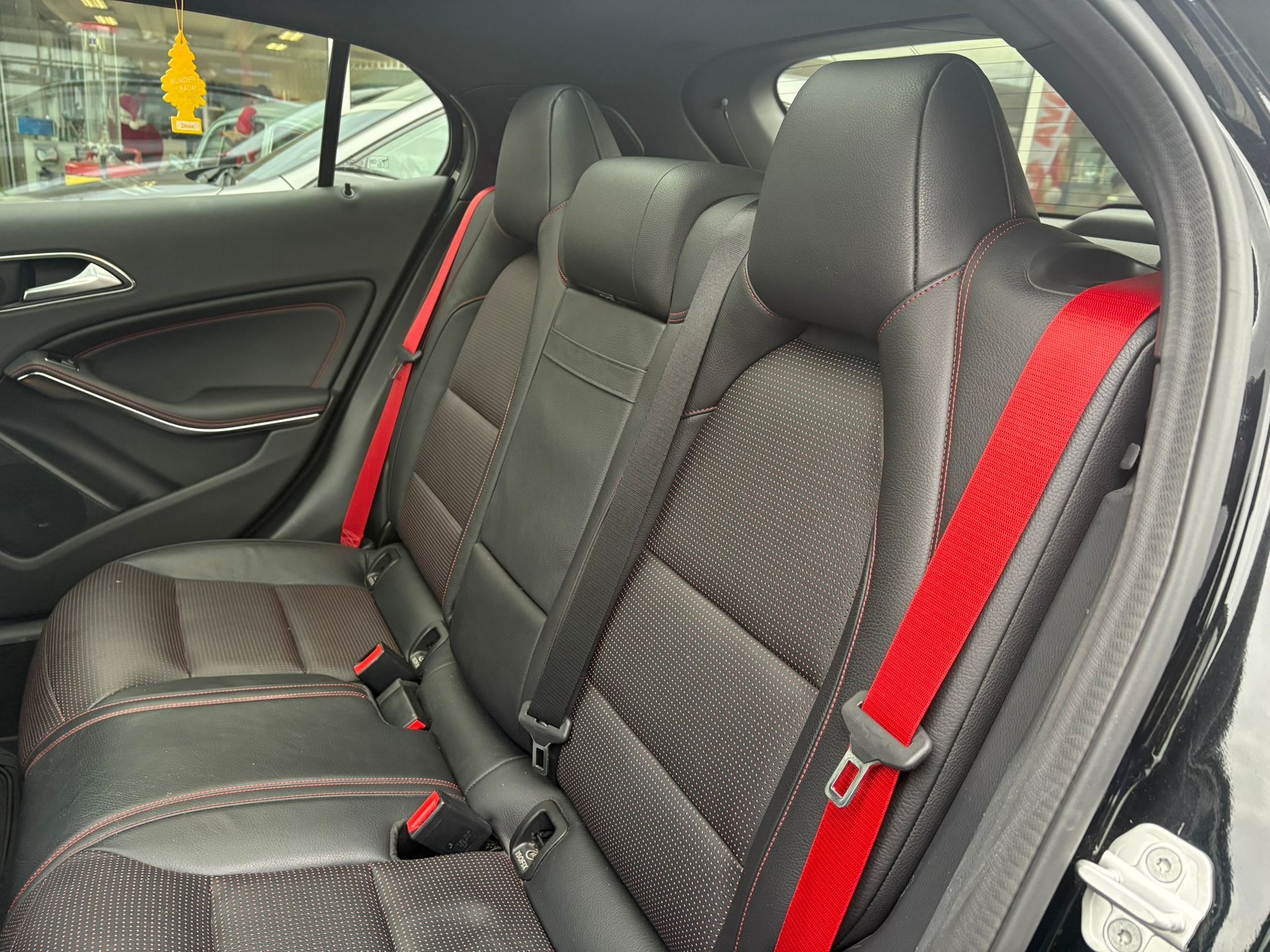 MERCEDES-BENZ GLA 45 AMG Yellow Night Edition 4Matic 7G-DCT-image-10