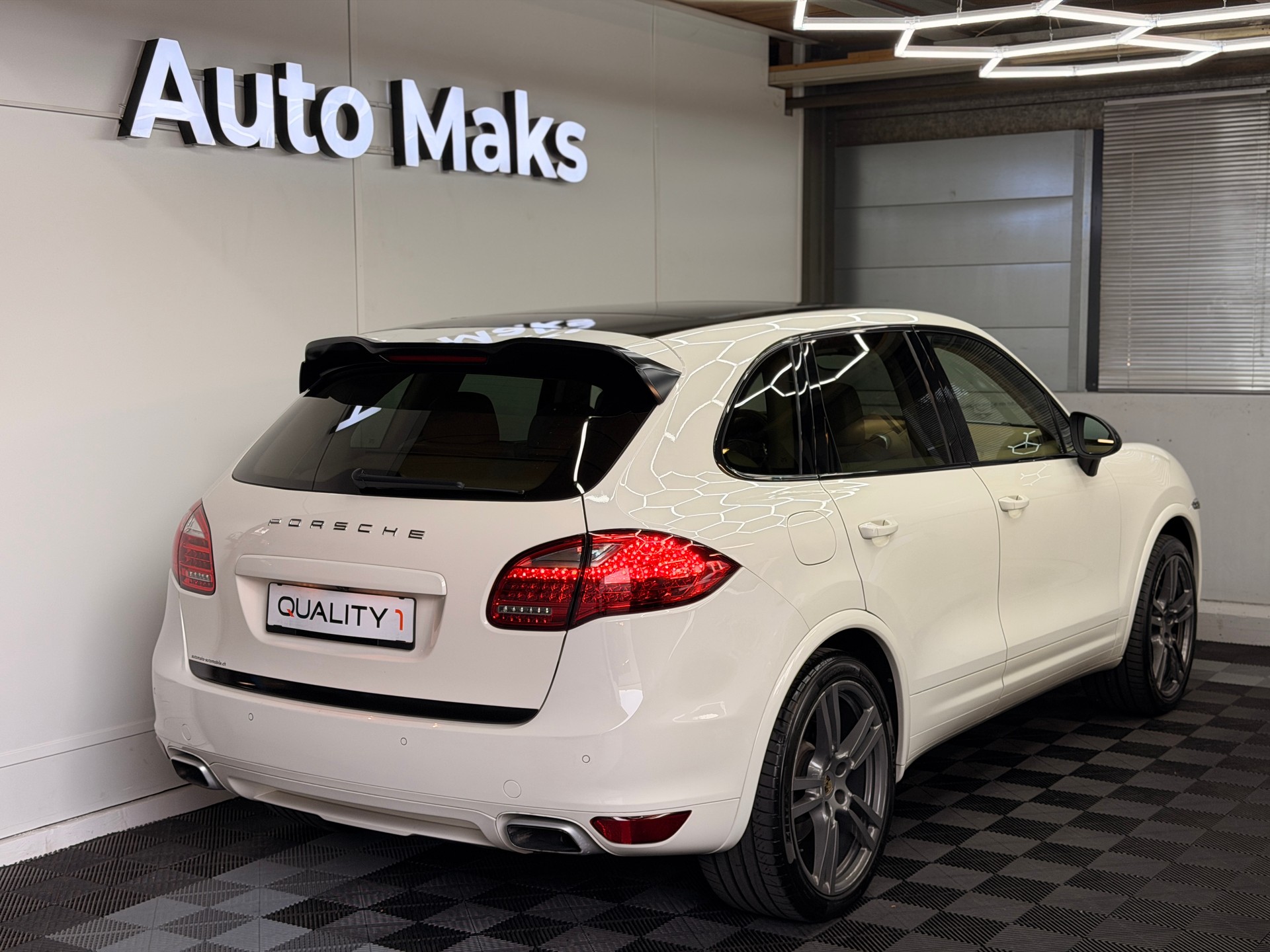 PORSCHE Cayenne Diesel-showroom-element-1