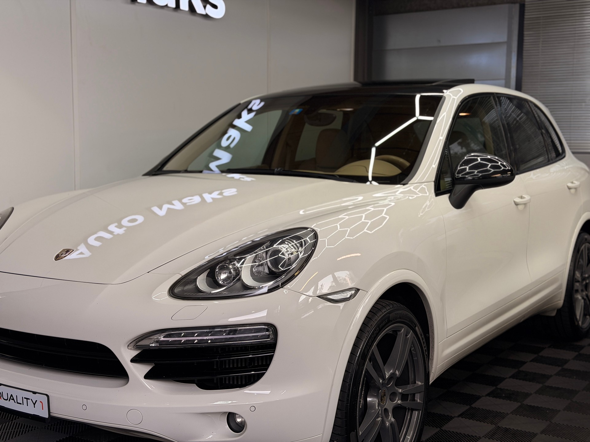 PORSCHE Cayenne Diesel-showroom-element-2
