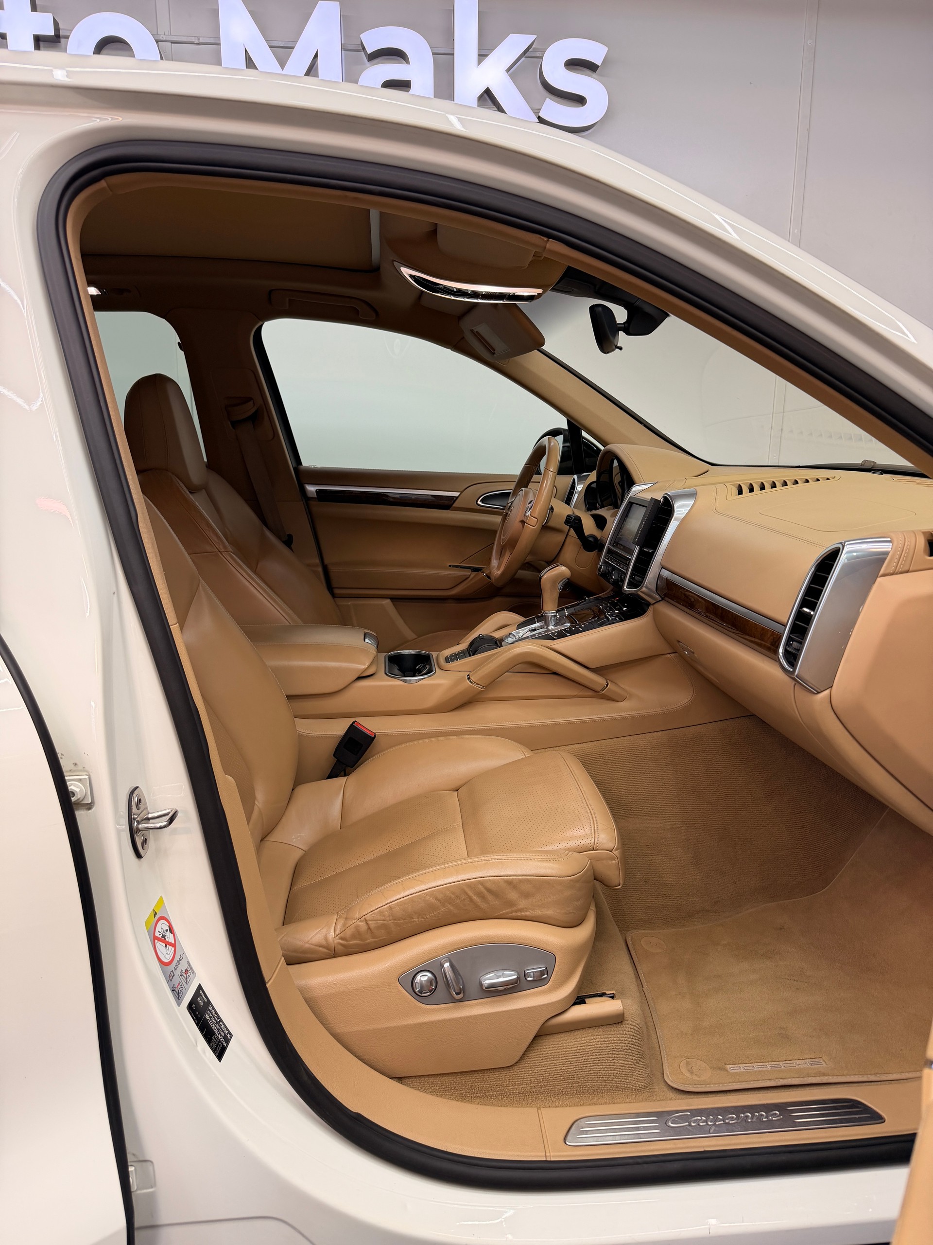 PORSCHE Cayenne Diesel-showroom-element-3