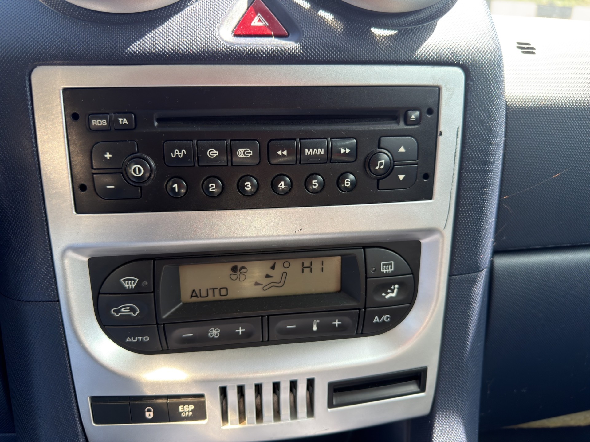 PEUGEOT 1007 1.4 HDI Sporty-image-10