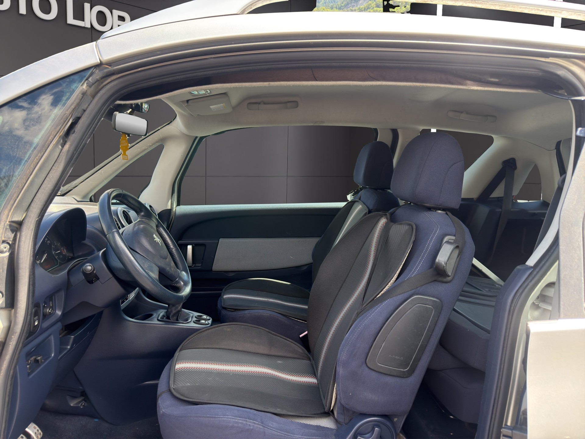 PEUGEOT 1007 1.4 HDI Sporty-image-9