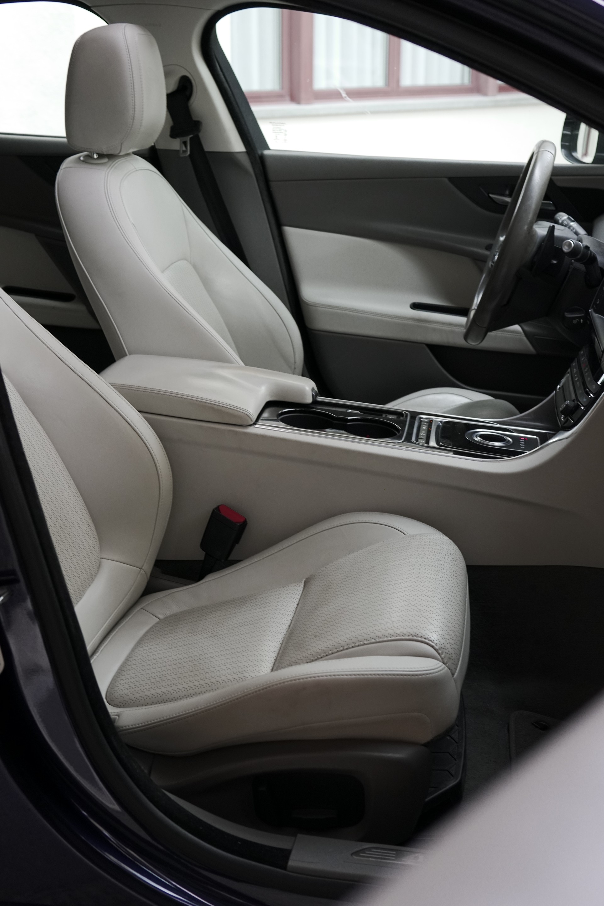 JAGUAR XE 20d Prestige AWD Automat-image-9