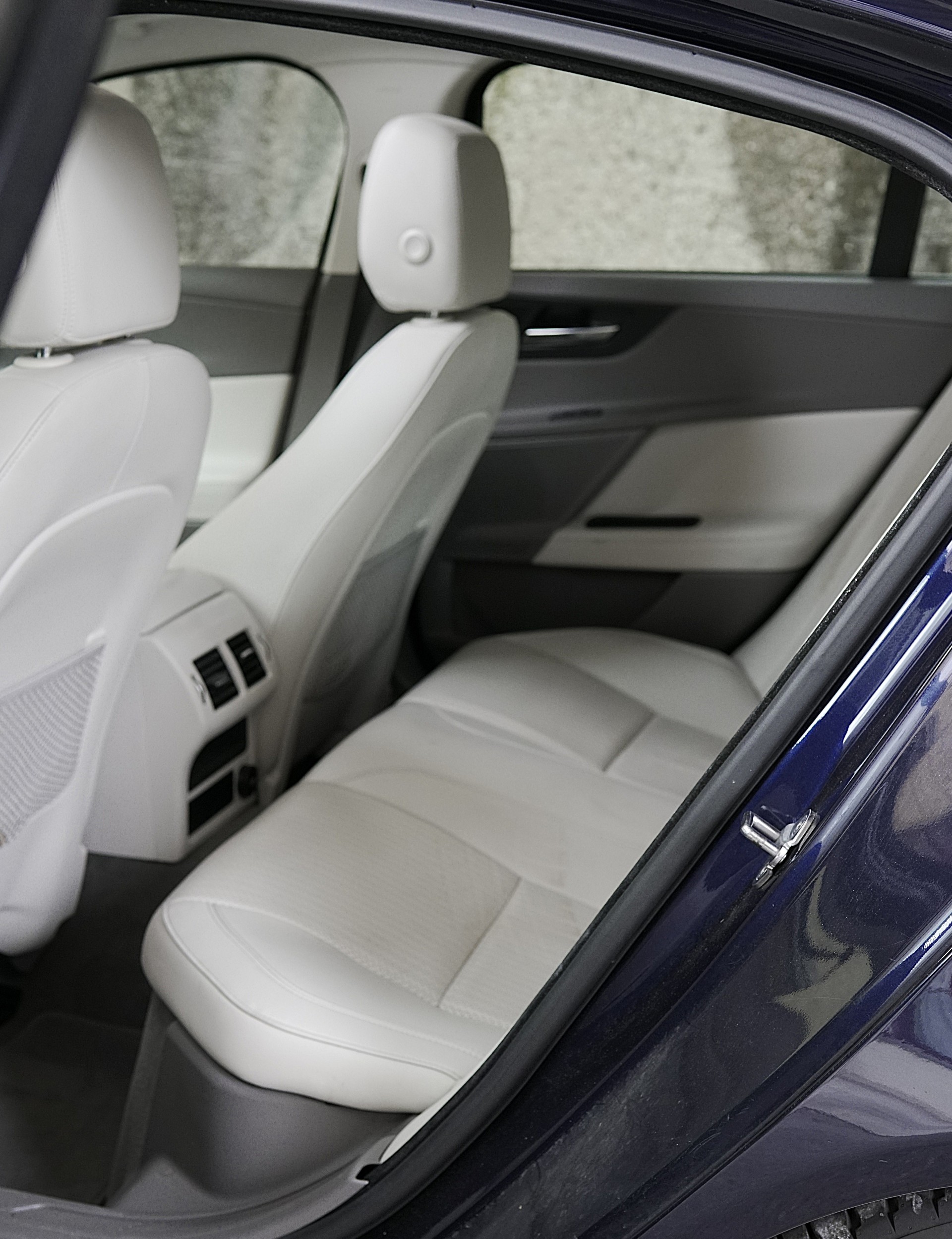JAGUAR XE 20d Prestige AWD Automat-image-10