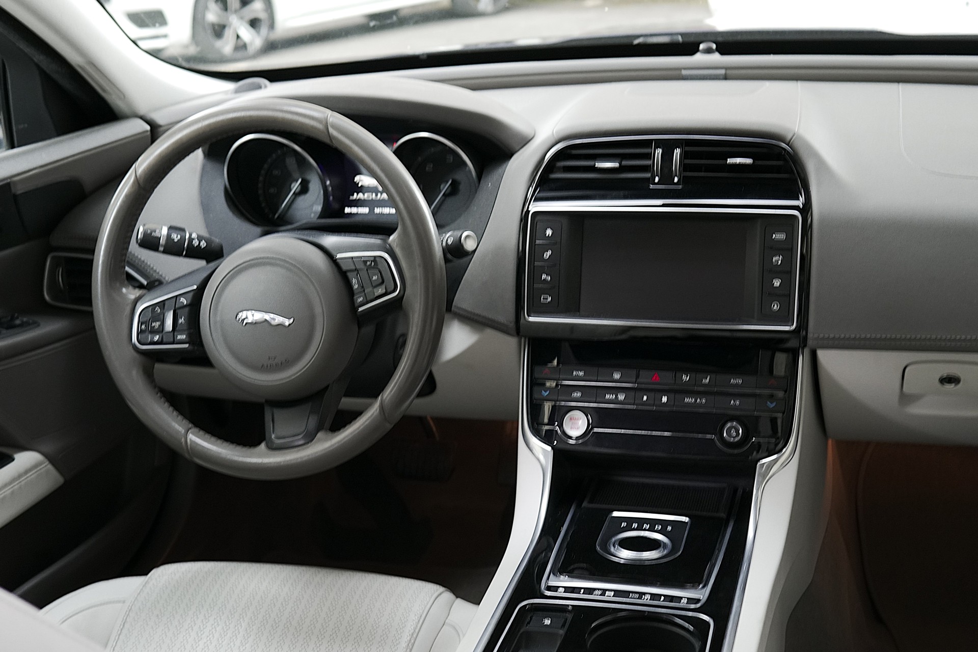 JAGUAR XE 20d Prestige AWD Automat-image-8