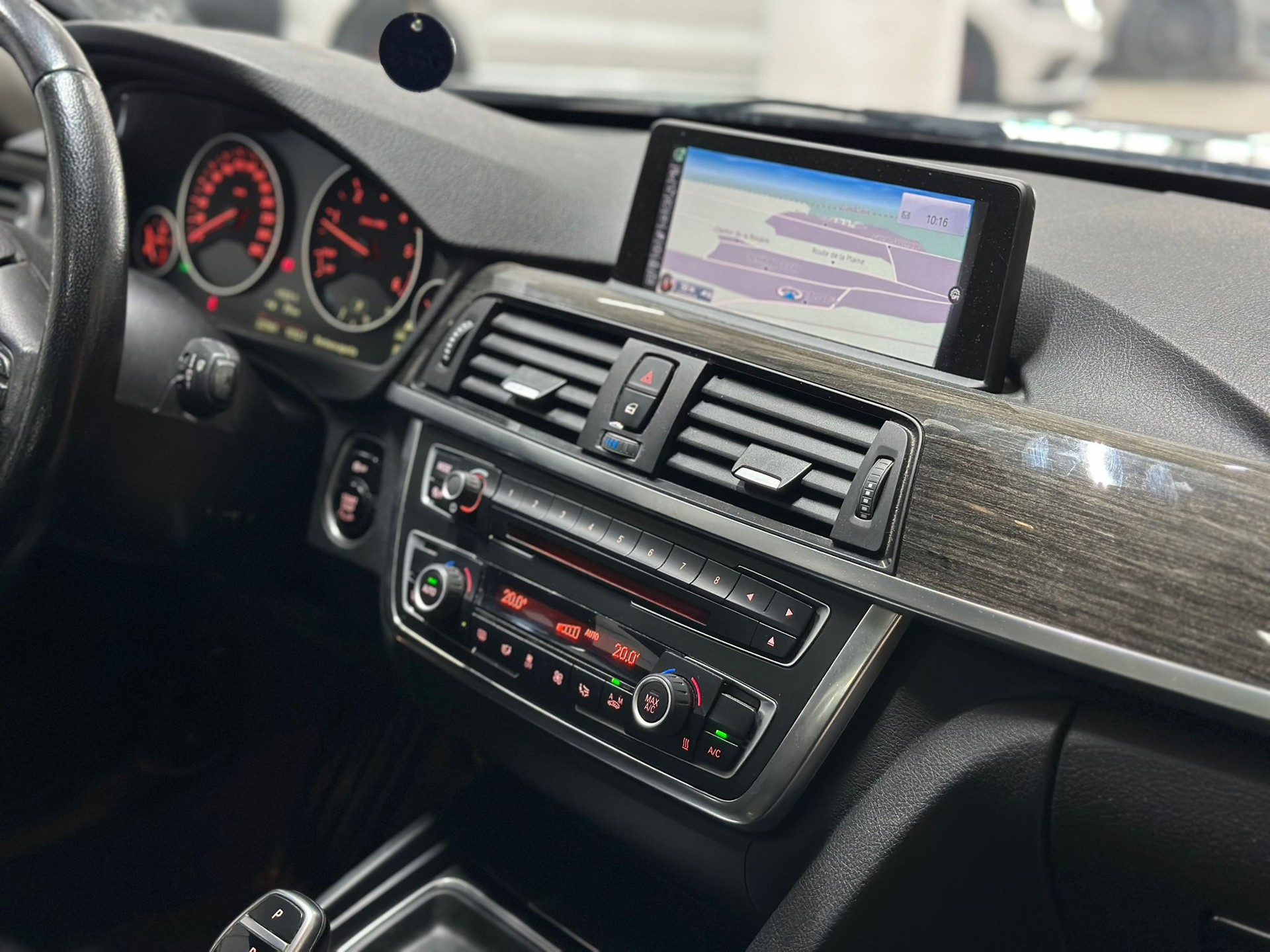 BMW 320d Luxury Line Steptronic-image-11