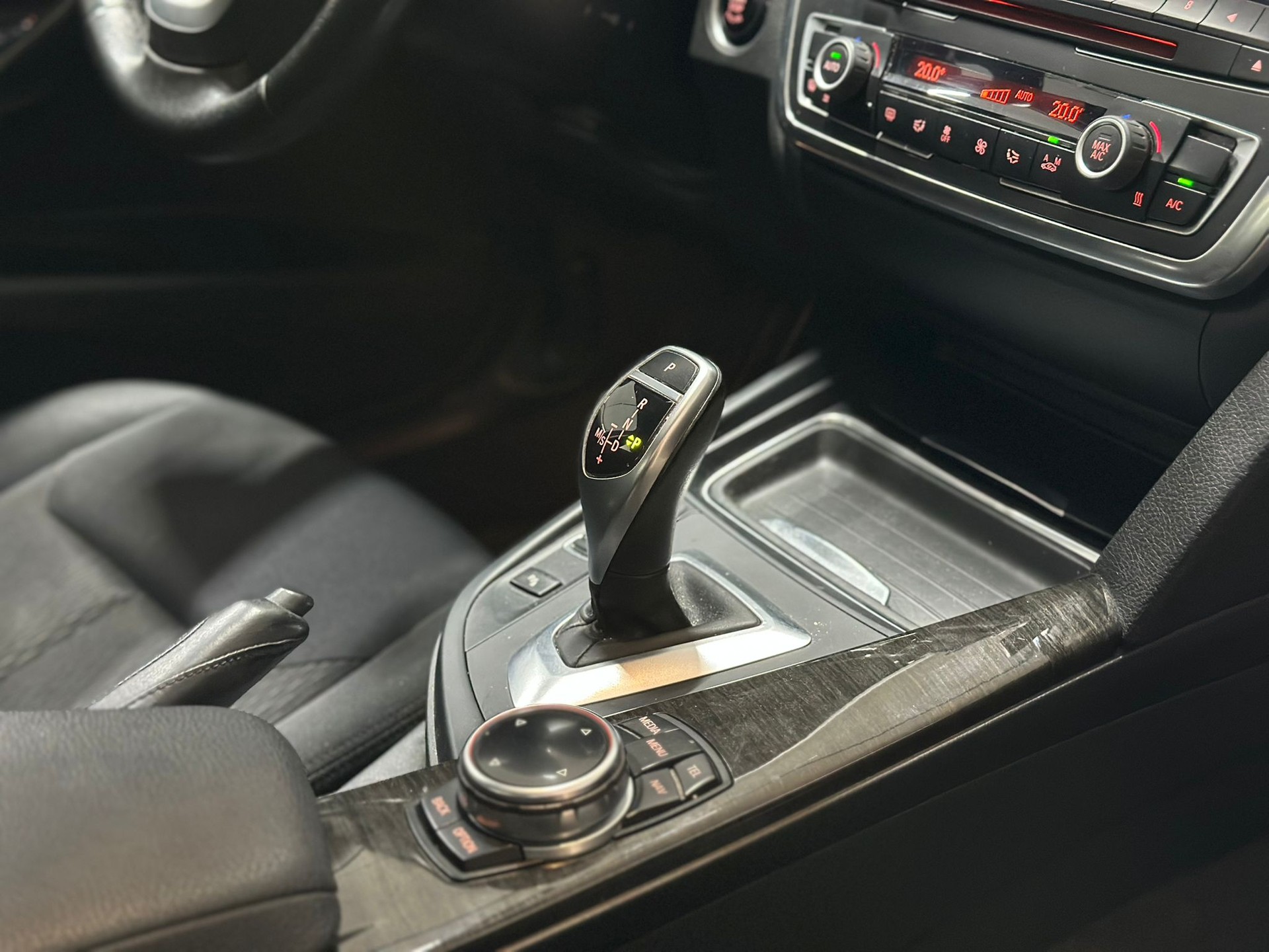 BMW 320d Luxury Line Steptronic-image-9