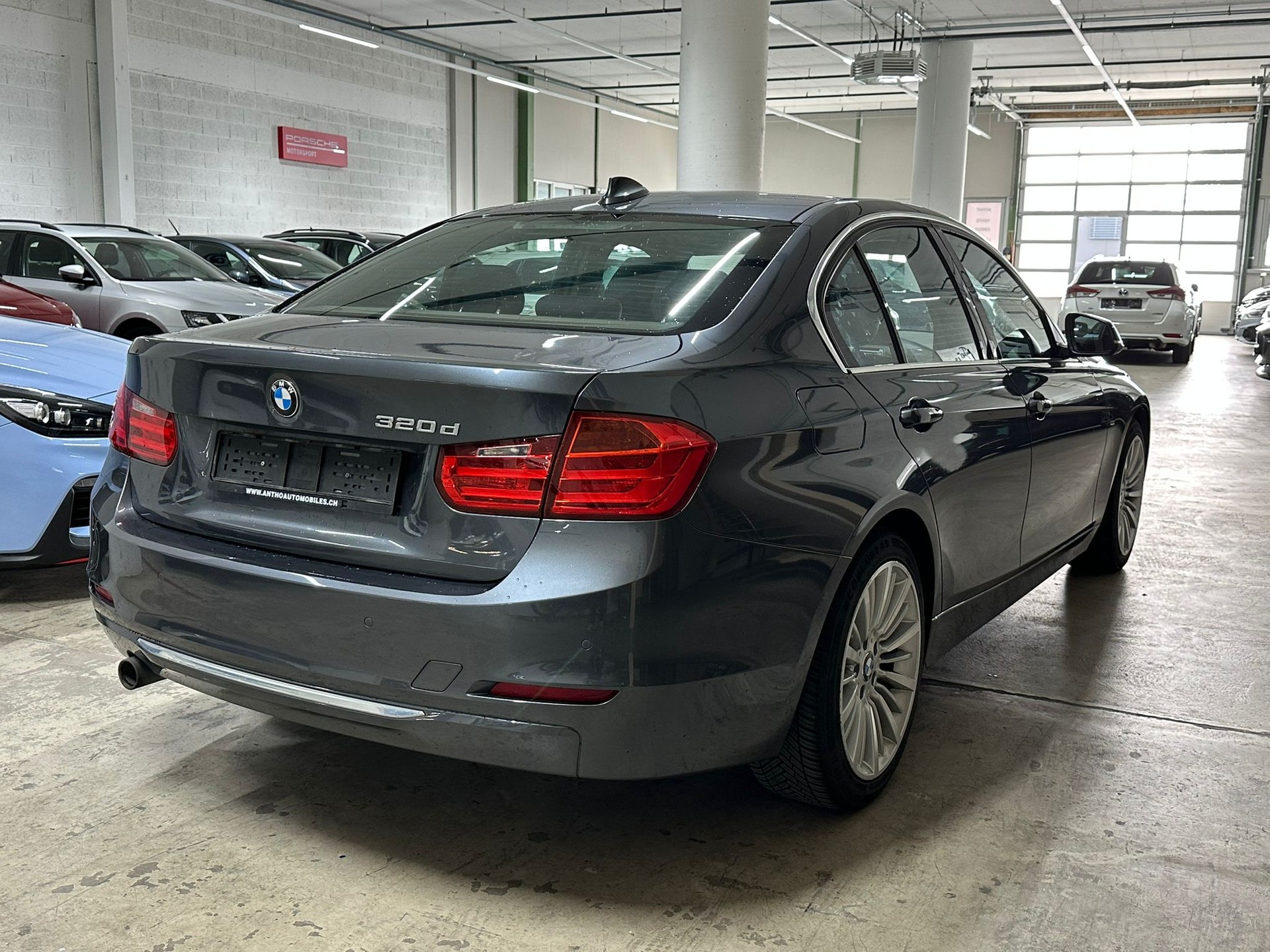 BMW 320d Luxury Line Steptronic-image-3
