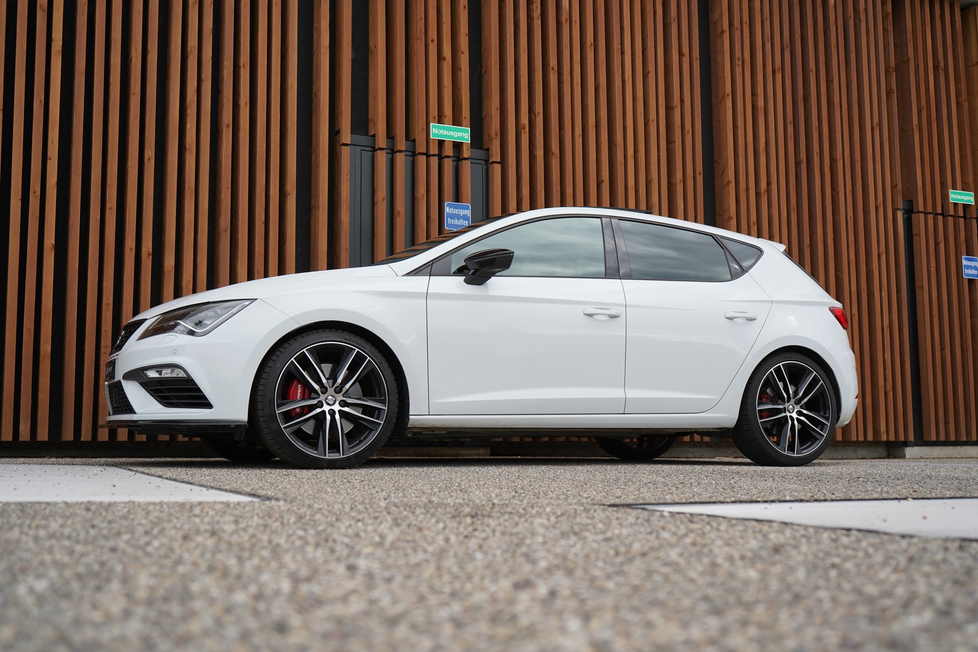 SEAT LEON 2.0 TSI CUPRA BLACK l 300 PS-image-6