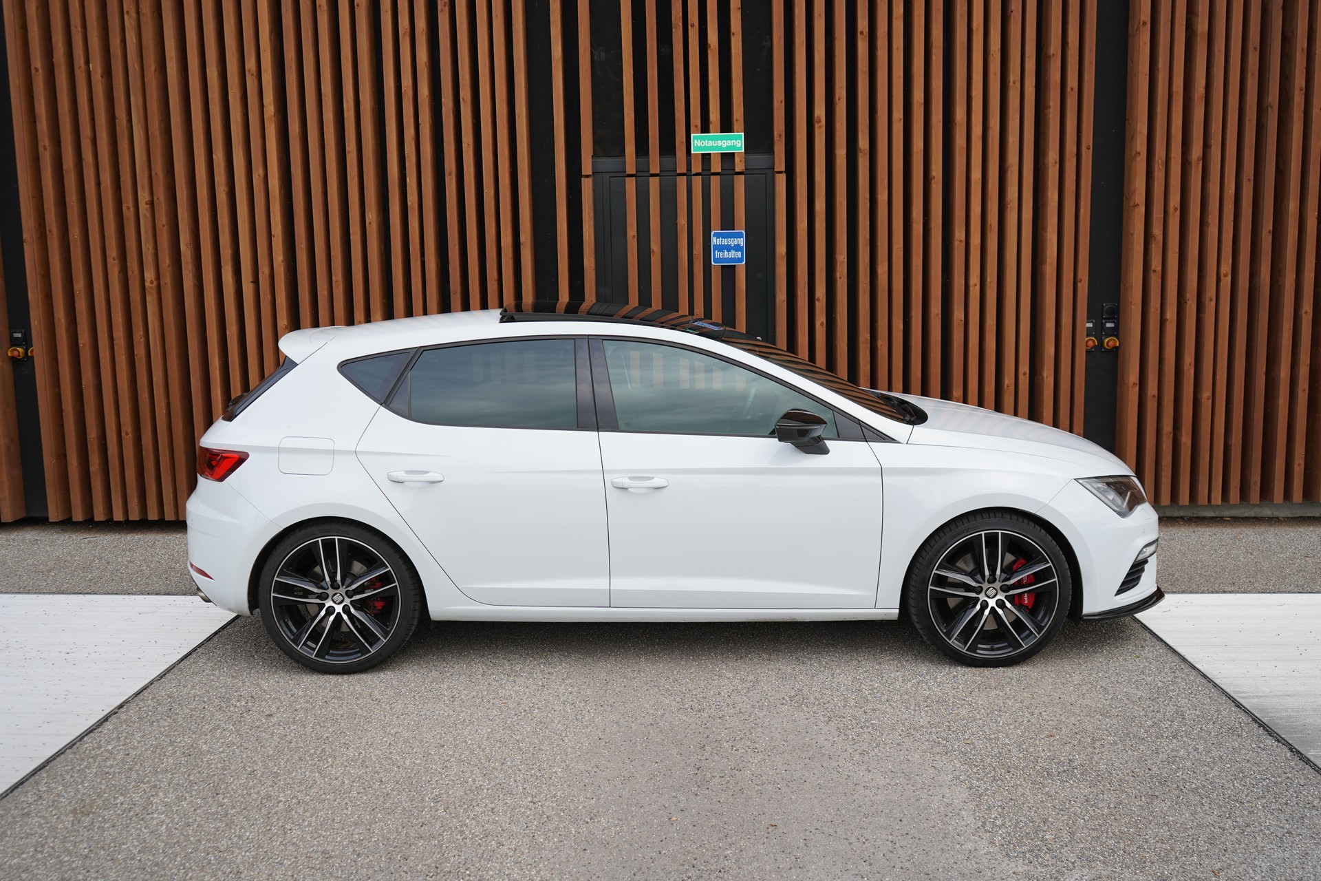 SEAT LEON 2.0 TSI CUPRA BLACK l 300 PS-image-4
