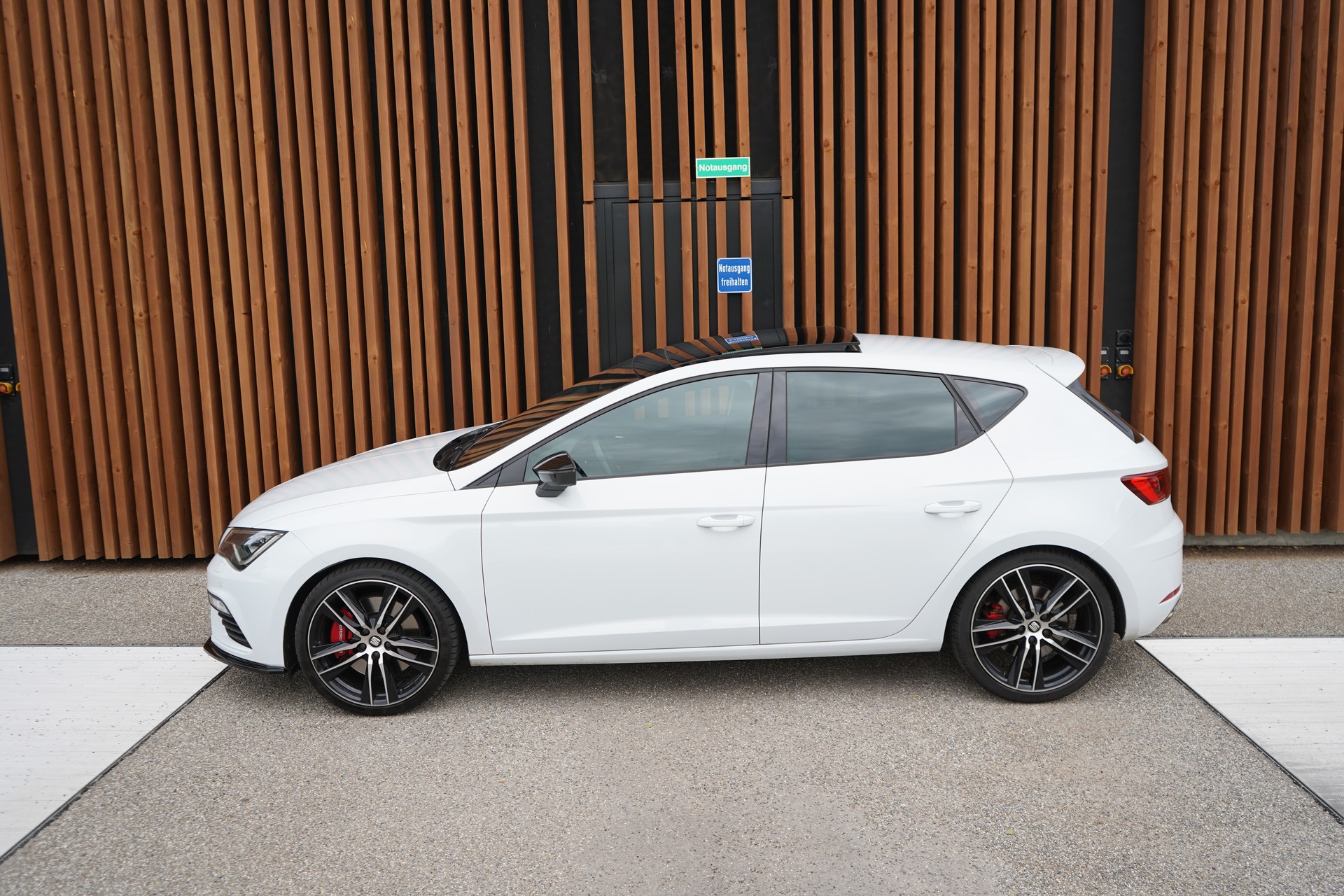 SEAT LEON 2.0 TSI CUPRA BLACK l 300 PS-image-5