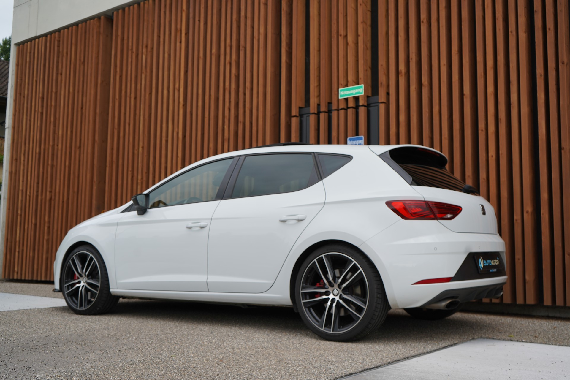 SEAT LEON 2.0 TSI CUPRA BLACK l 300 PS-image-9