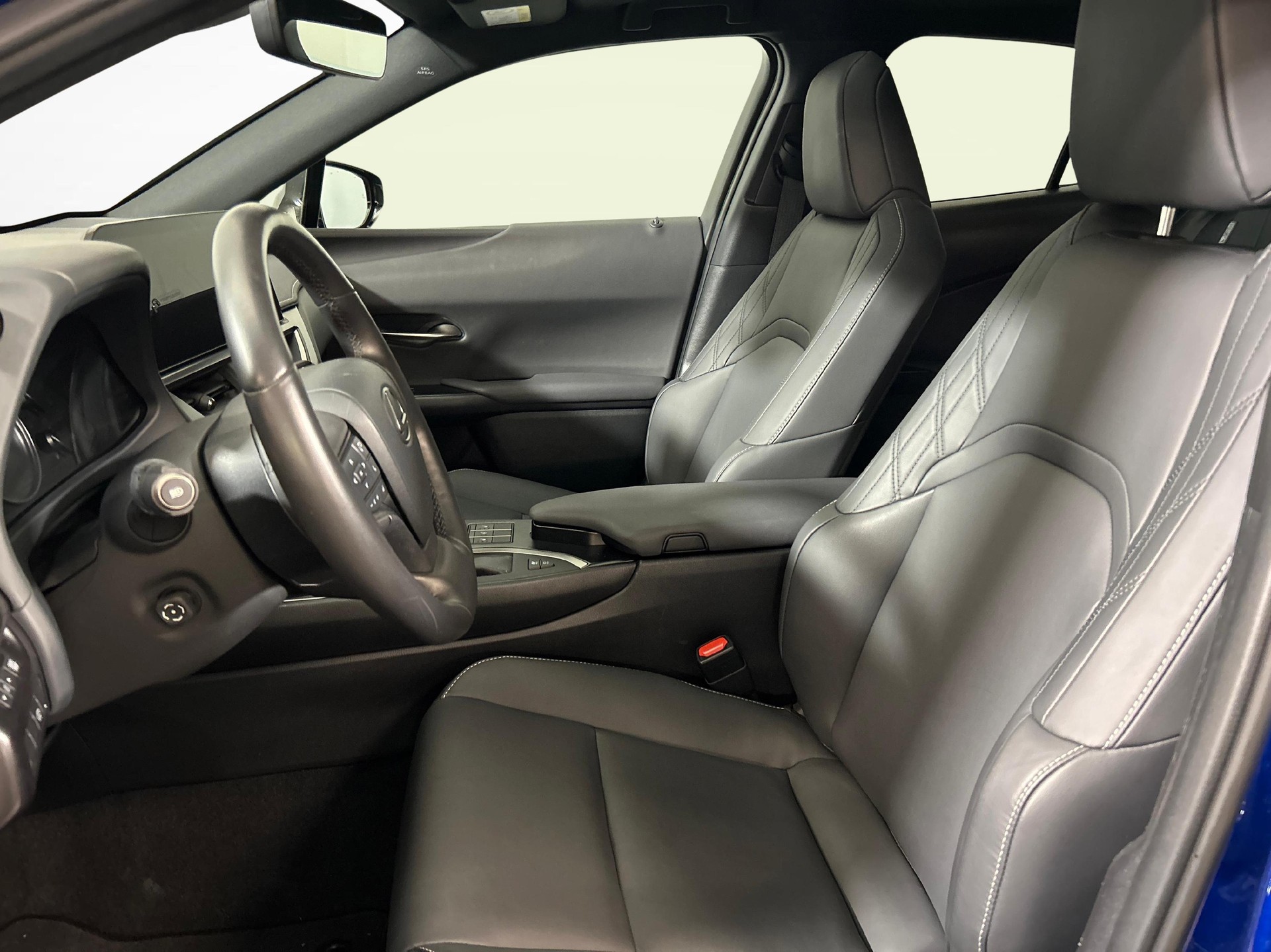 LEXUS UX 250h F-Line-showroom-element-2
