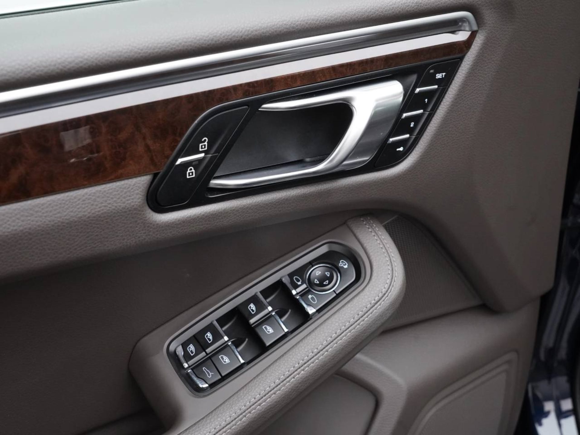 PORSCHE Macan S-image-19