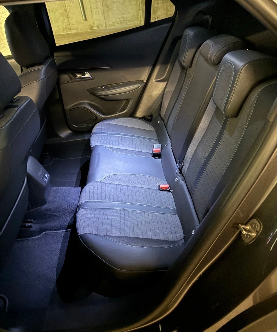 PEUGEOT 2008 1.2 PureTech GT Pack EAT8-image-10