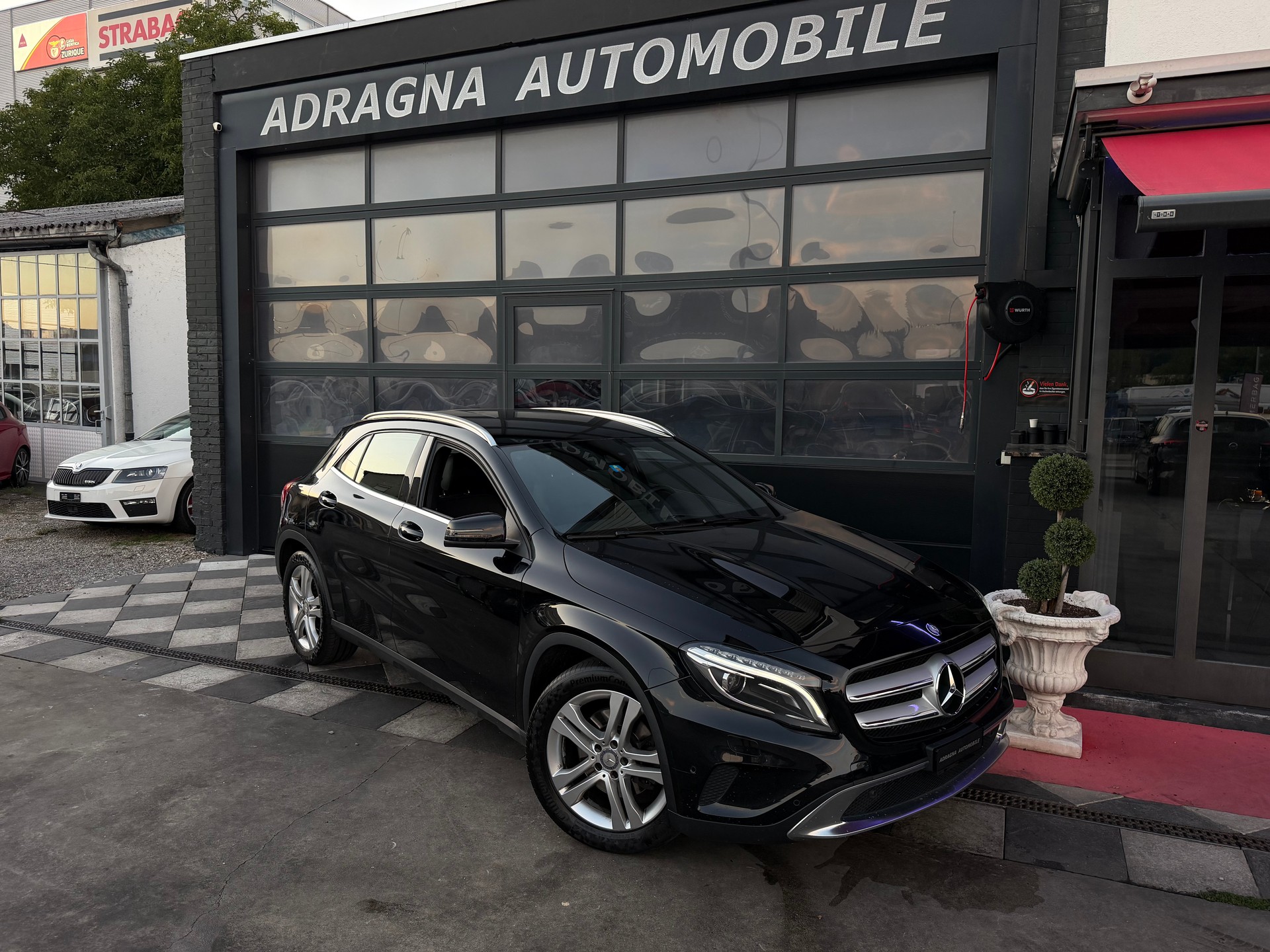 MERCEDES-BENZ GLA 250 Style 4Matic 7G-DCT-showroom-element-2