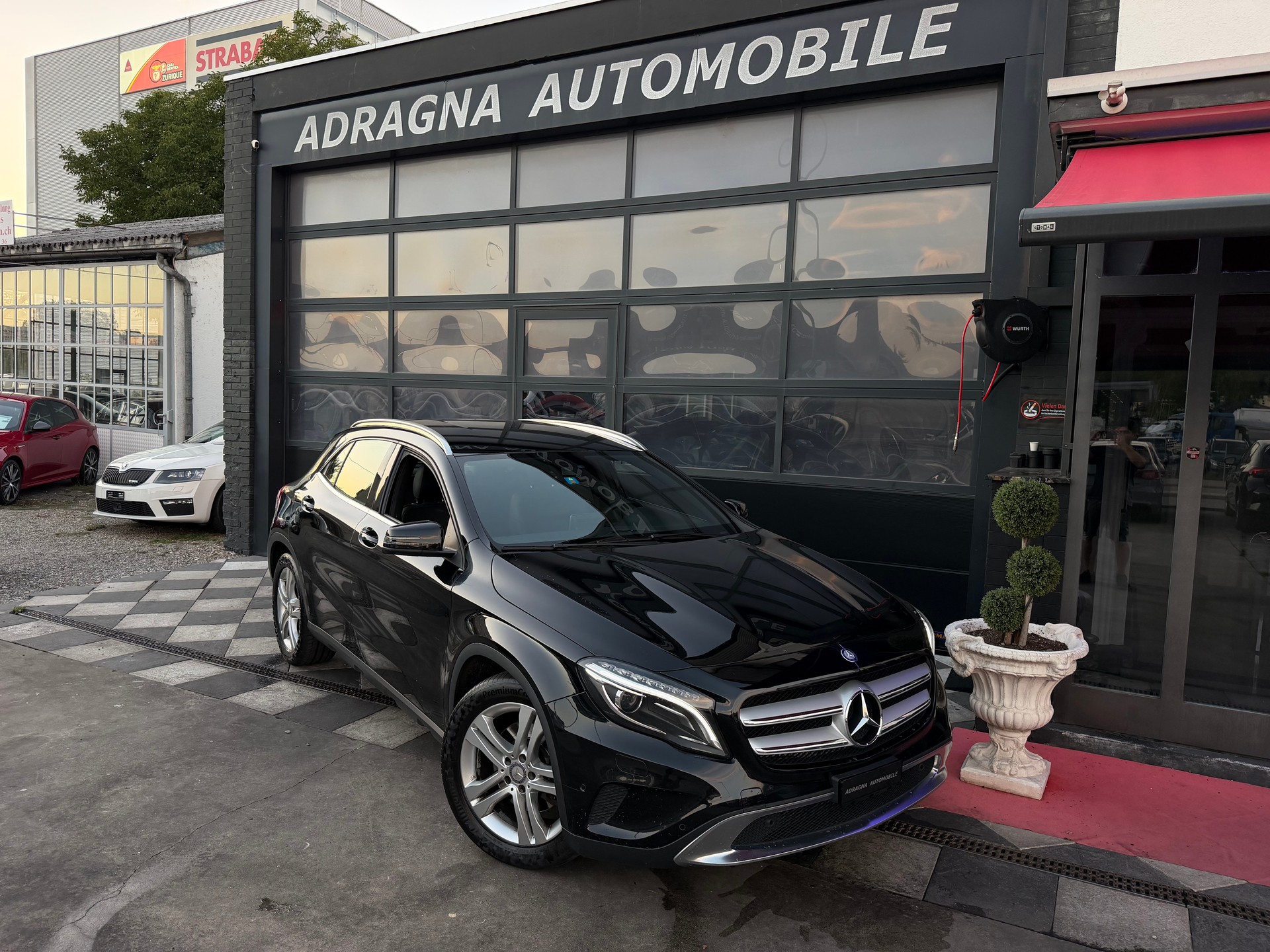 MERCEDES-BENZ GLA 250 Style 4Matic 7G-DCT-showroom-element-1